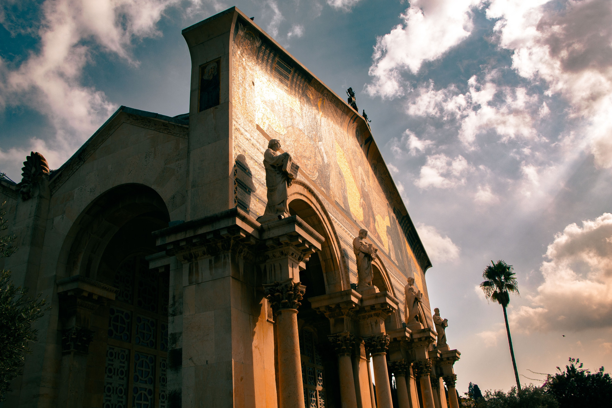 Иерусалимское солце, голубое небо с белыми обловами