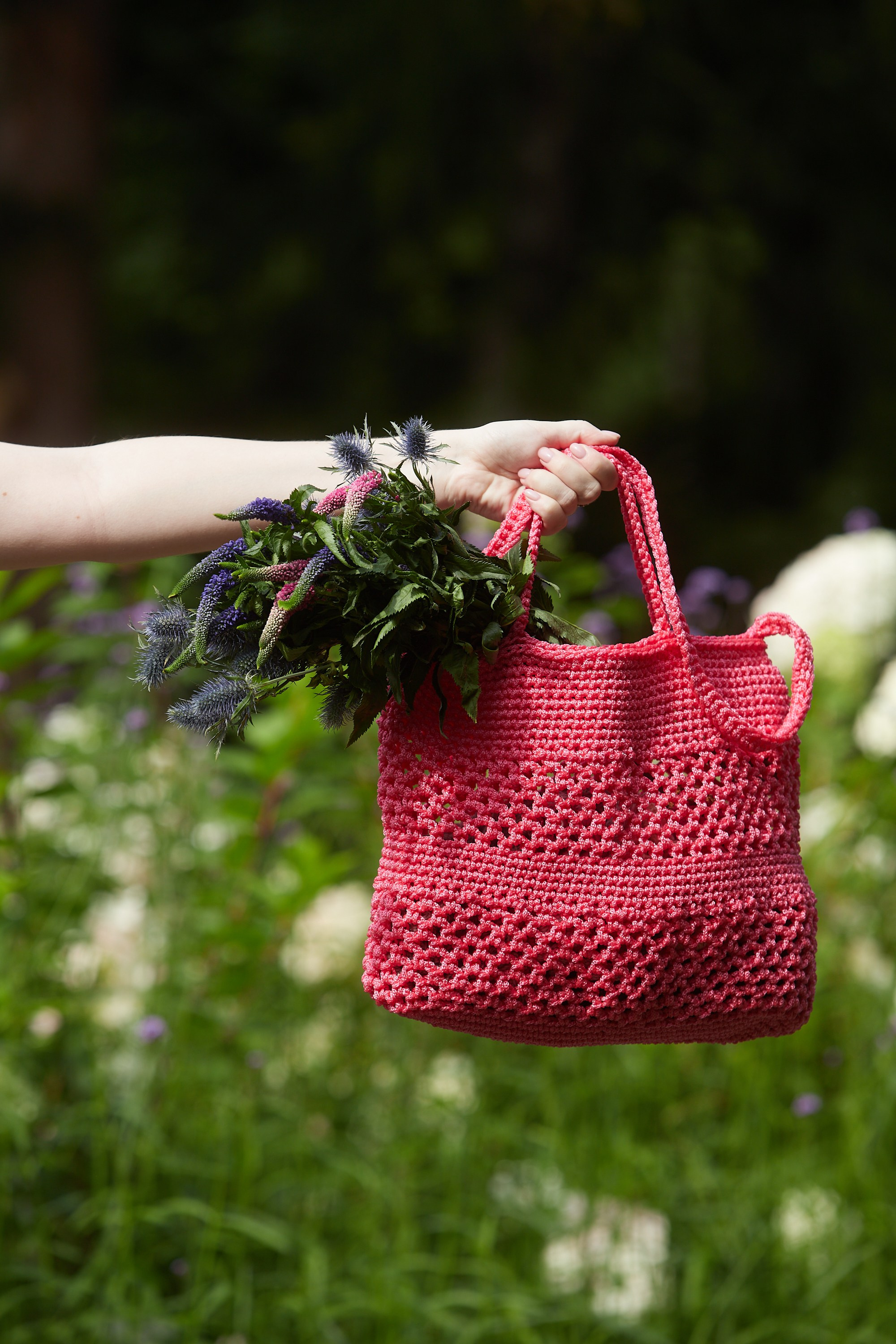 Девушка с рюкзаком из бежевой пряжи — предметная съёмка.