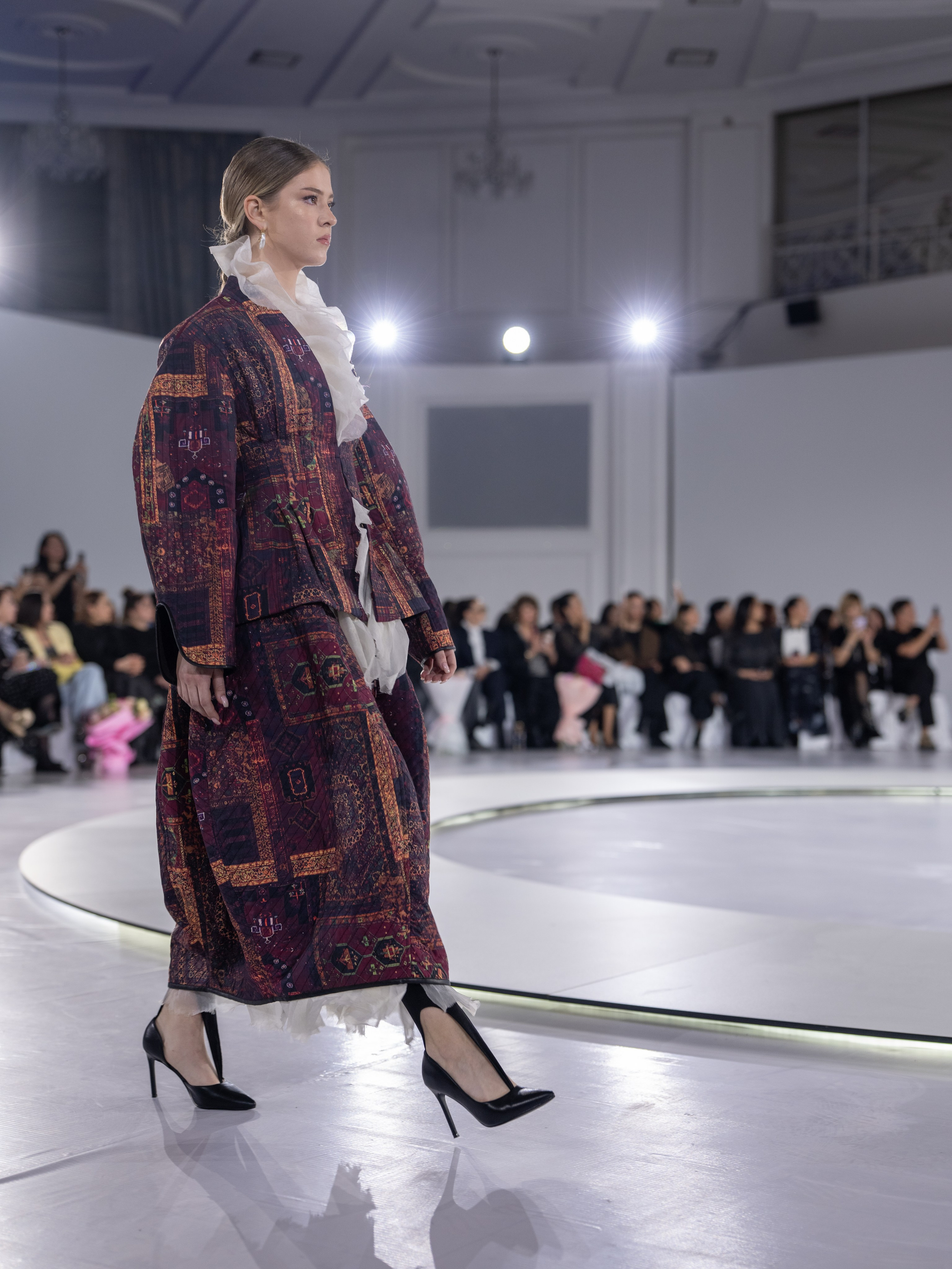 Дизайнер Aida Kaumenova. Сайт Алматинского НЮ АРТ, будуар и фэшн фотографа Дениса Карпенко