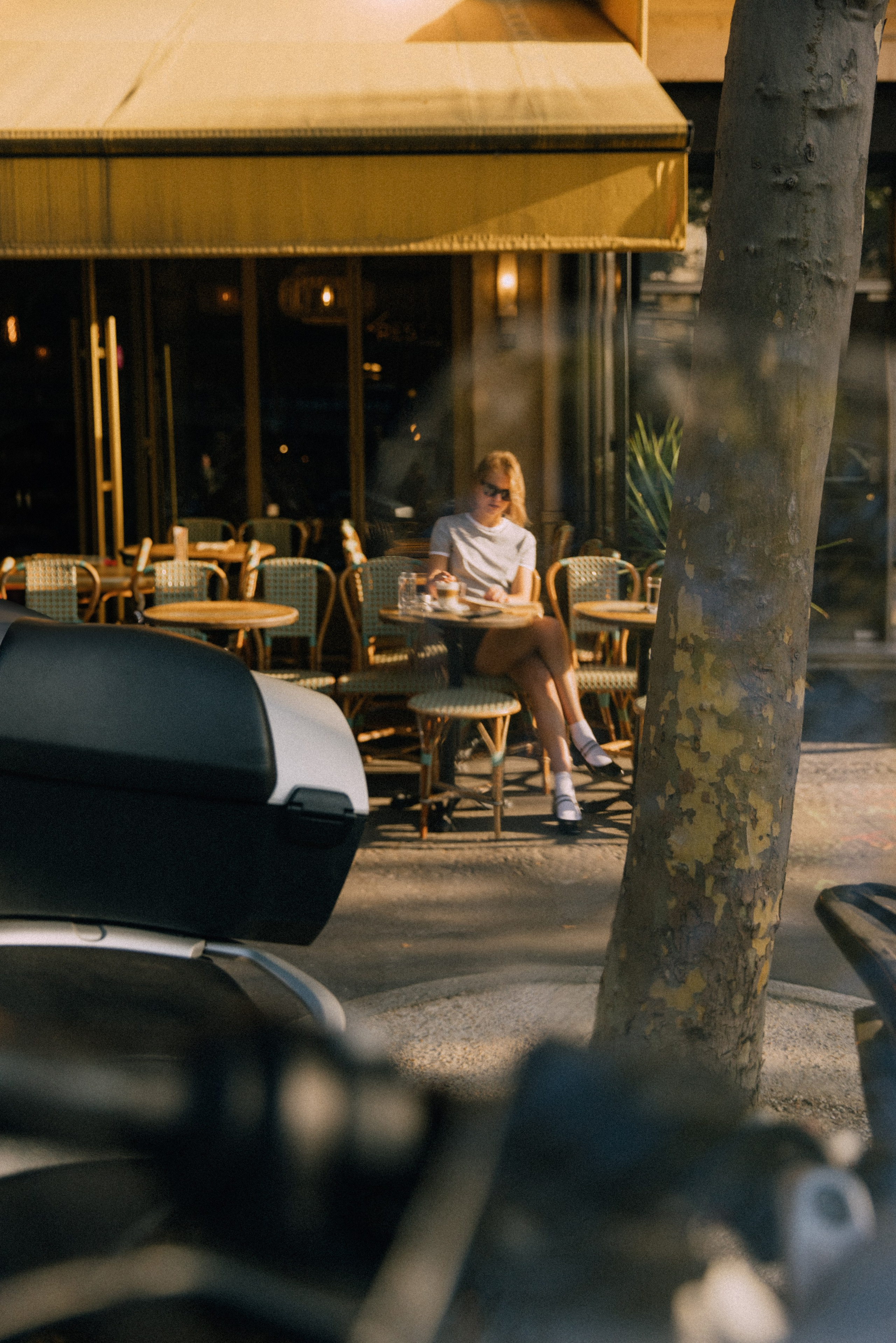 September sun. Photographer in Paris