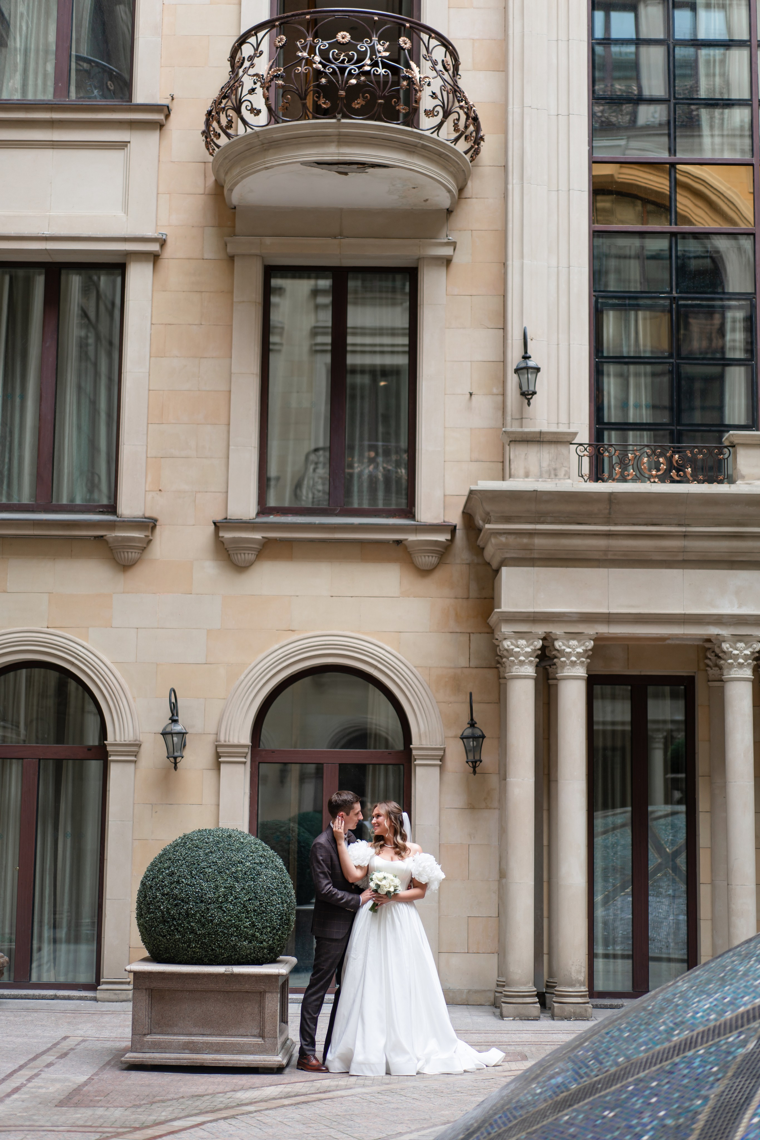 Свадебная фотосессия в отеле The St. Regis Moscow Nikolskaya. Свадебный фотограф Вера Климова