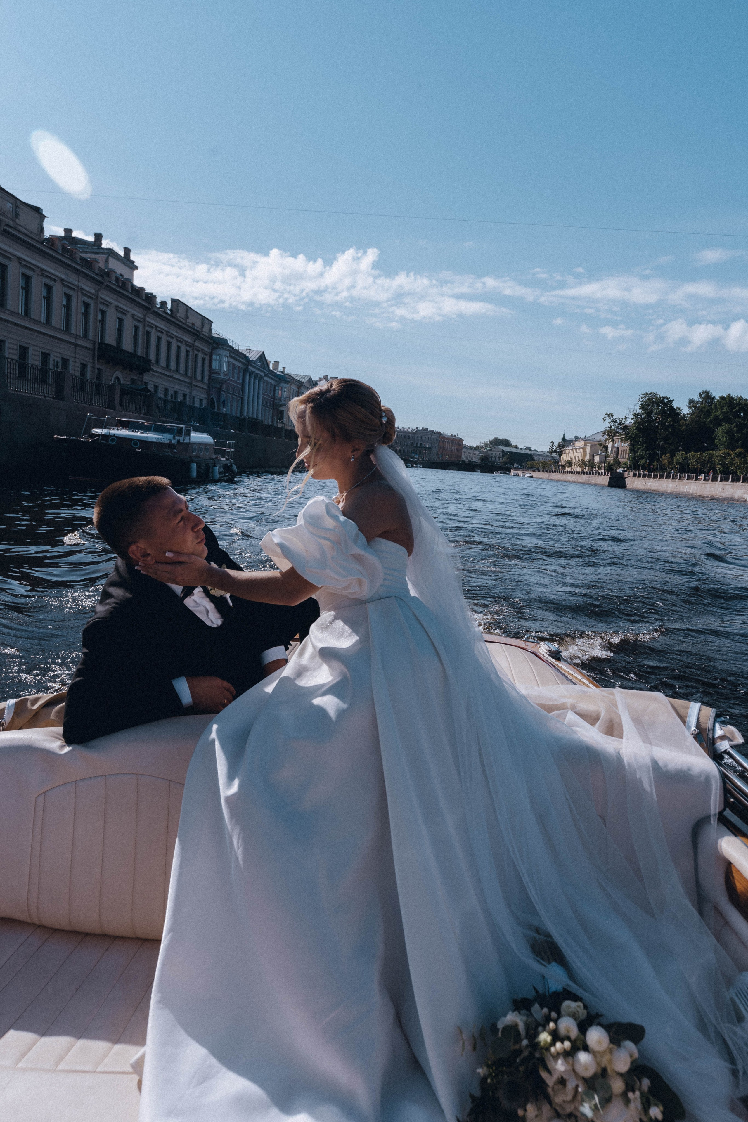 СВАДЕНБНАЯ СЬЕМКА НА КАТЕРЕ ПО КАНАЛАМ САНКТ-ПЕТЕРБУРГА И В АКВАТОРИИ НЕВЫ. Профессиональный фотограф, Санкт-Петербург — Виктория Богомолова