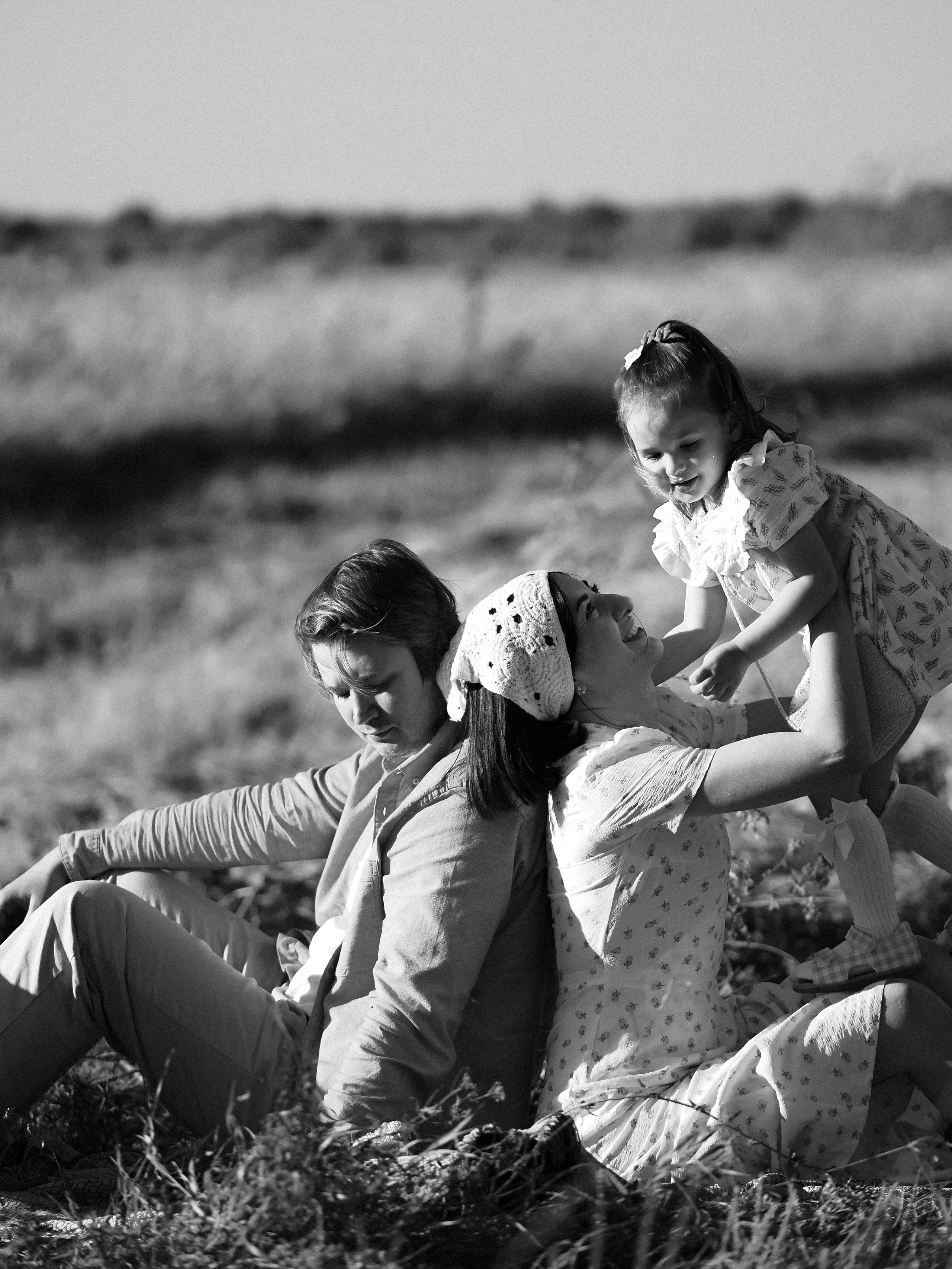 Гоняться по полю на тачке с мамой и папой. Обижаться. Смеяться. Фотограф Рязань. Семейный Свадебный фотограф