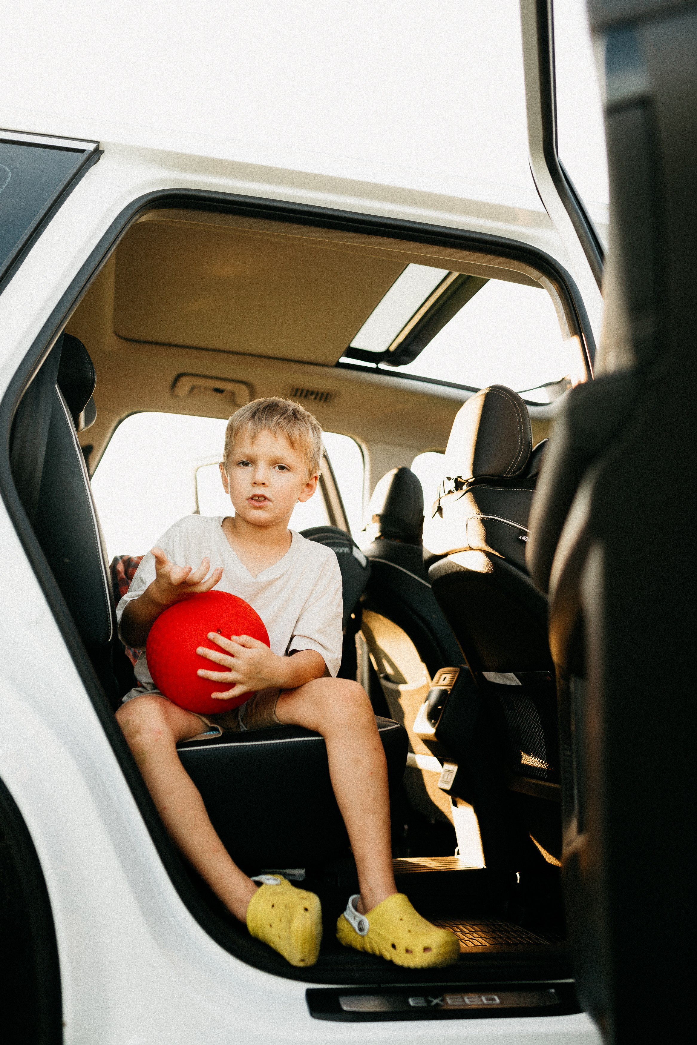 Фотосессия с красными мячами. Семейный фотограф Маша Тимофеева | Москва