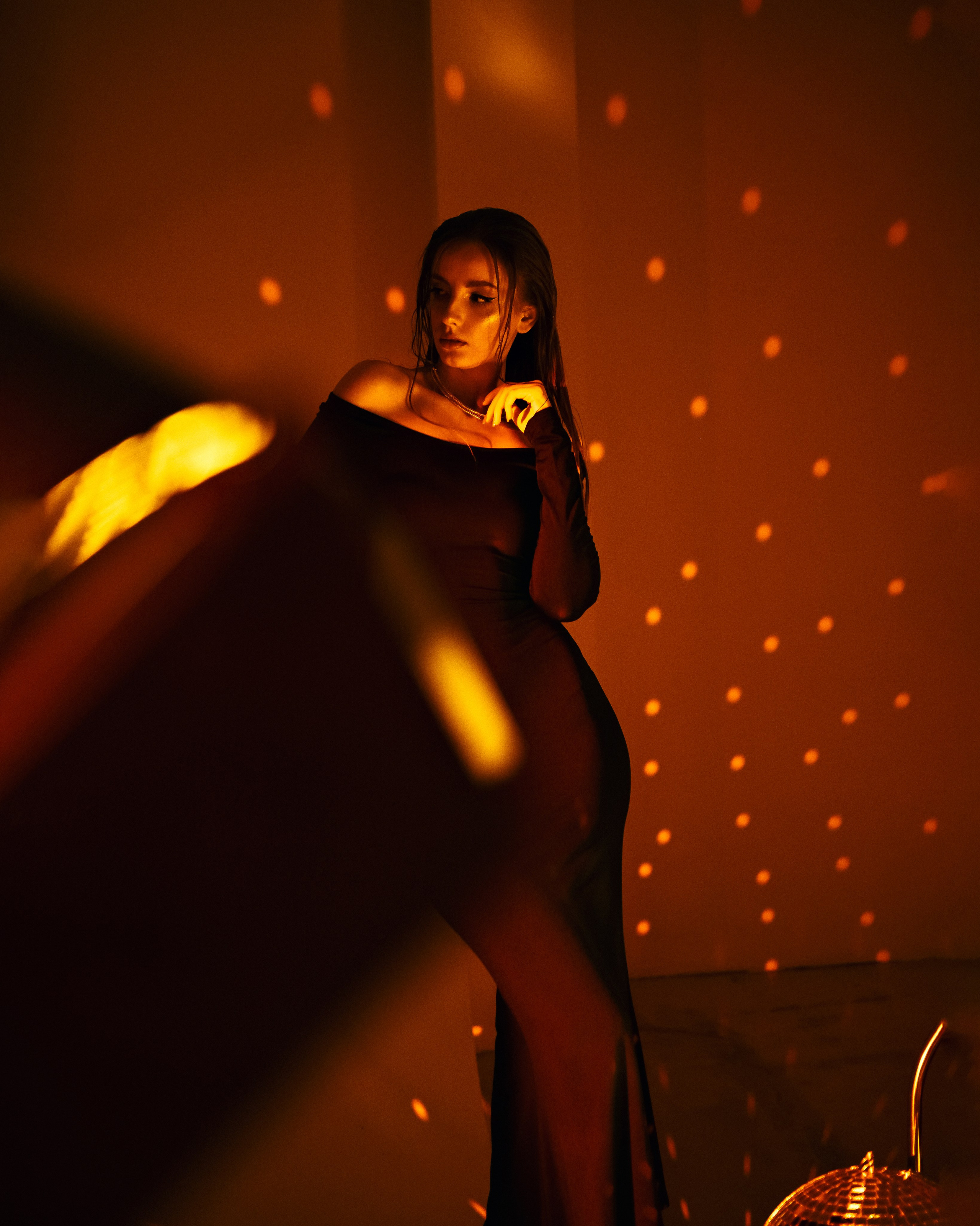 Студийная съёмка девушки с ярким цветным фоном Витебск