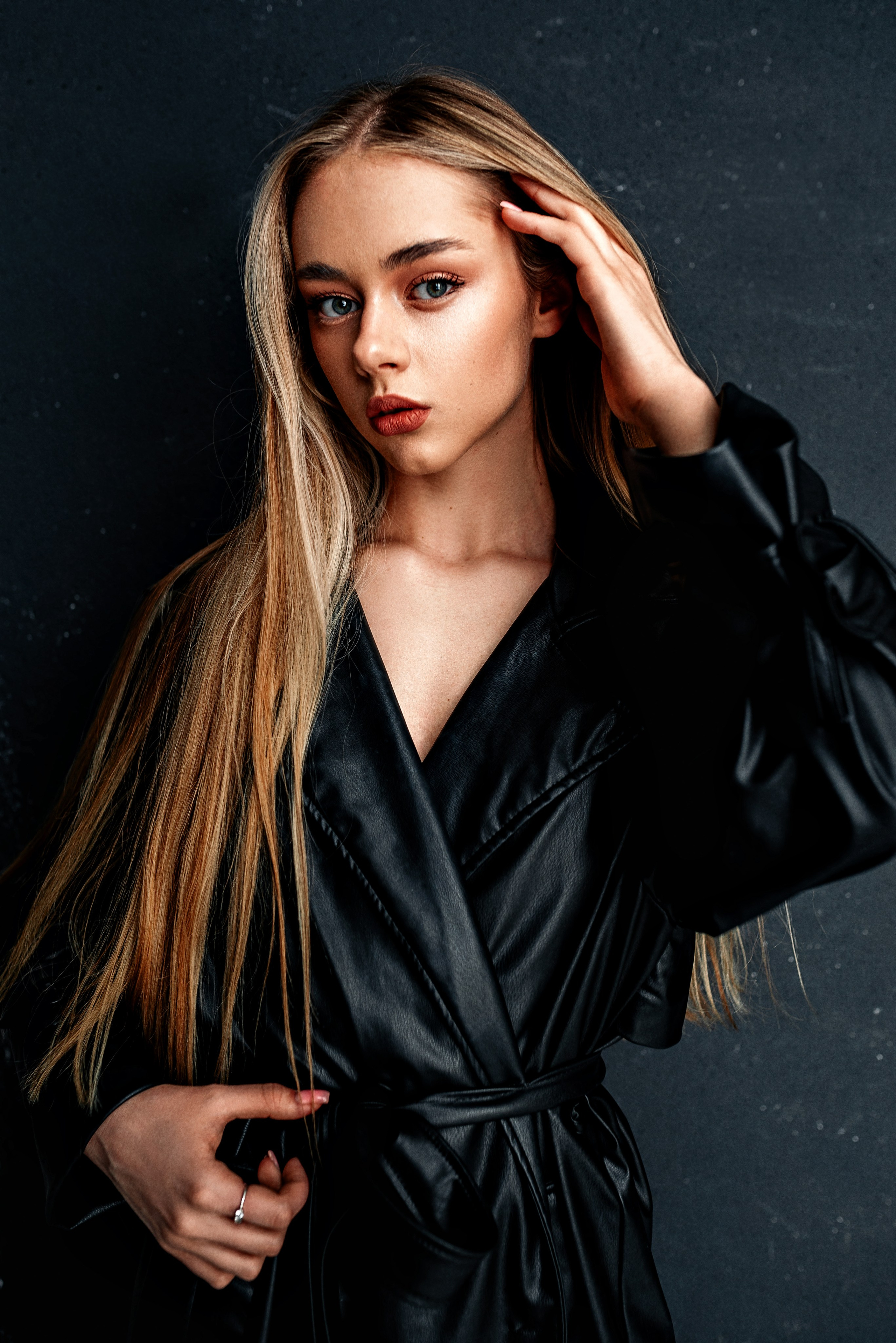 Фотосъемка в белье и черном плаще. Фотограф в Витебске Сергей Томашев