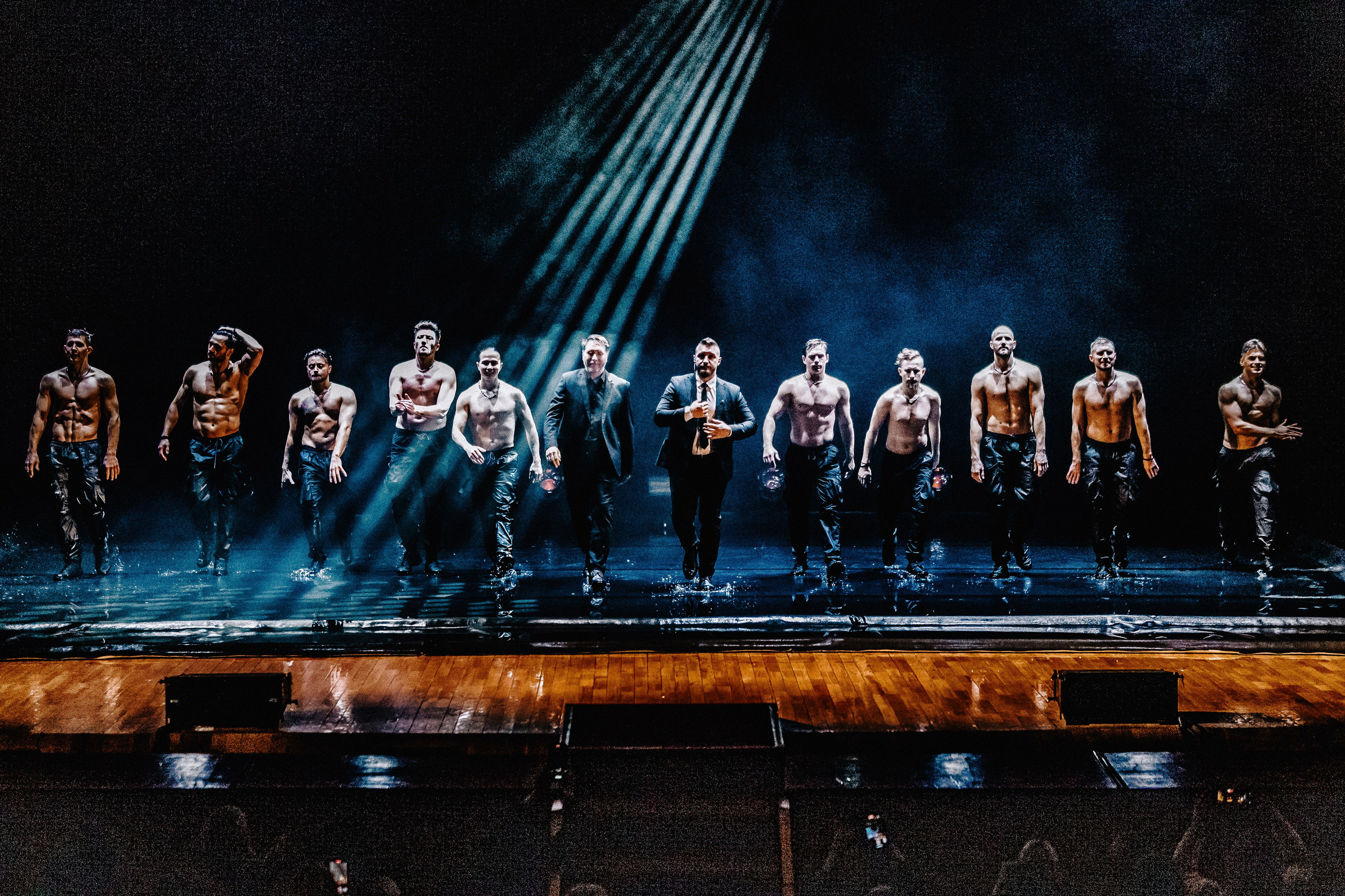 Шоу «Под дождём» 03 / 2025. ФОТОГРАФ ЕКАТЕРИНБУРГ