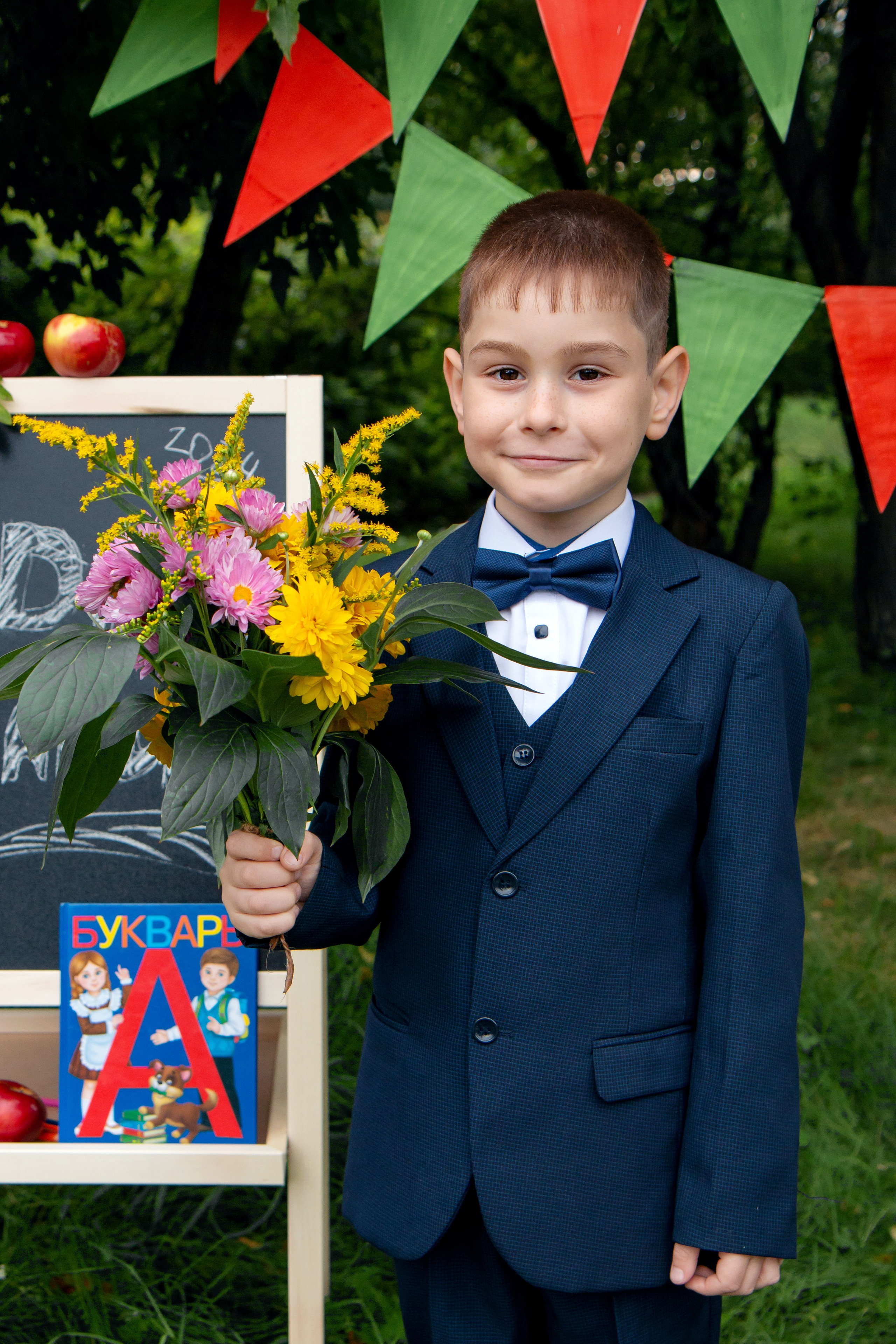 Школьная фотосессия на улице. Фотограф в Шелехове, лучшие выпускные альбомы в Шелехове