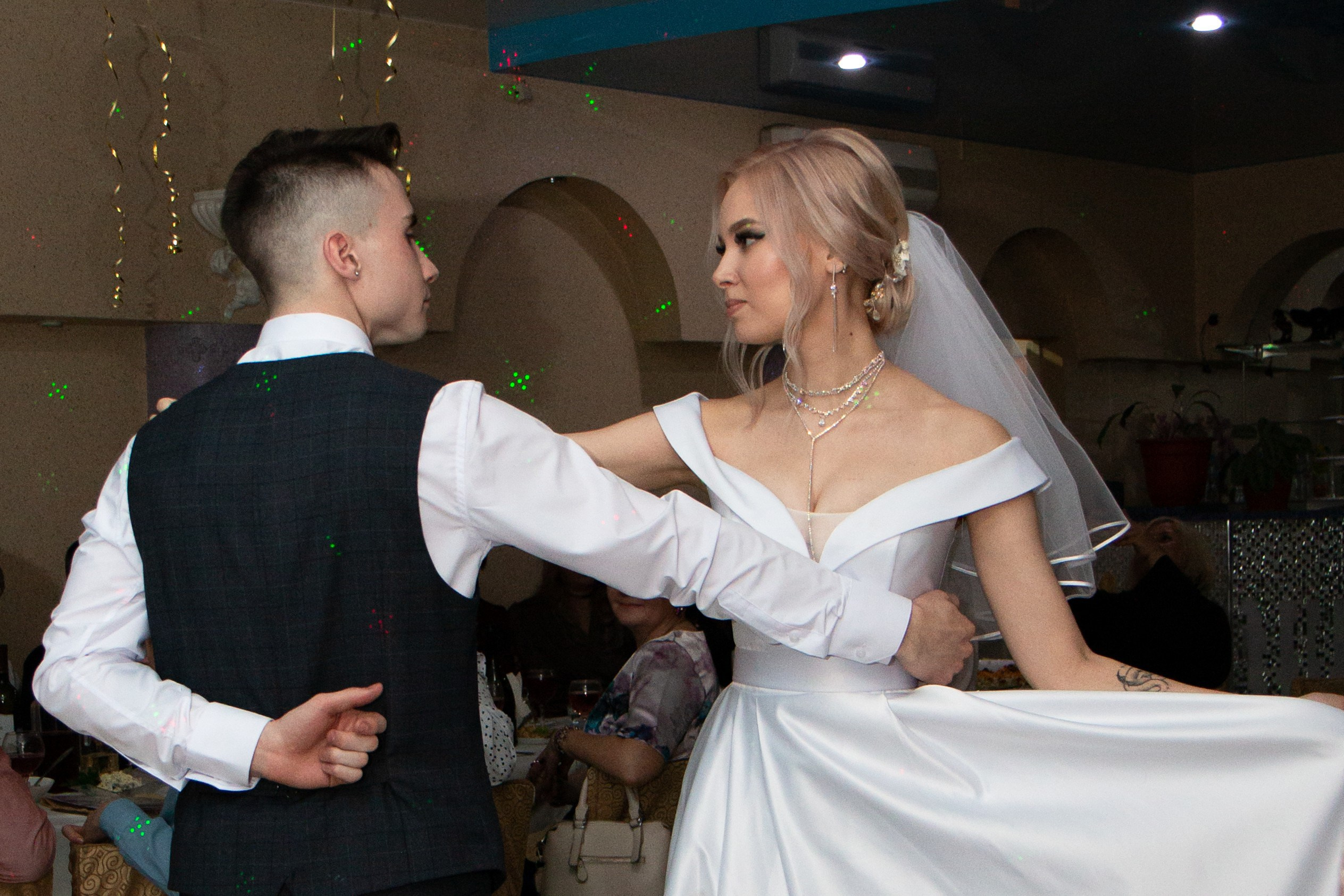 Свадебная фотосессия в Шелехове. Фотограф в Шелехове, лучшие выпускные альбомы в Шелехове