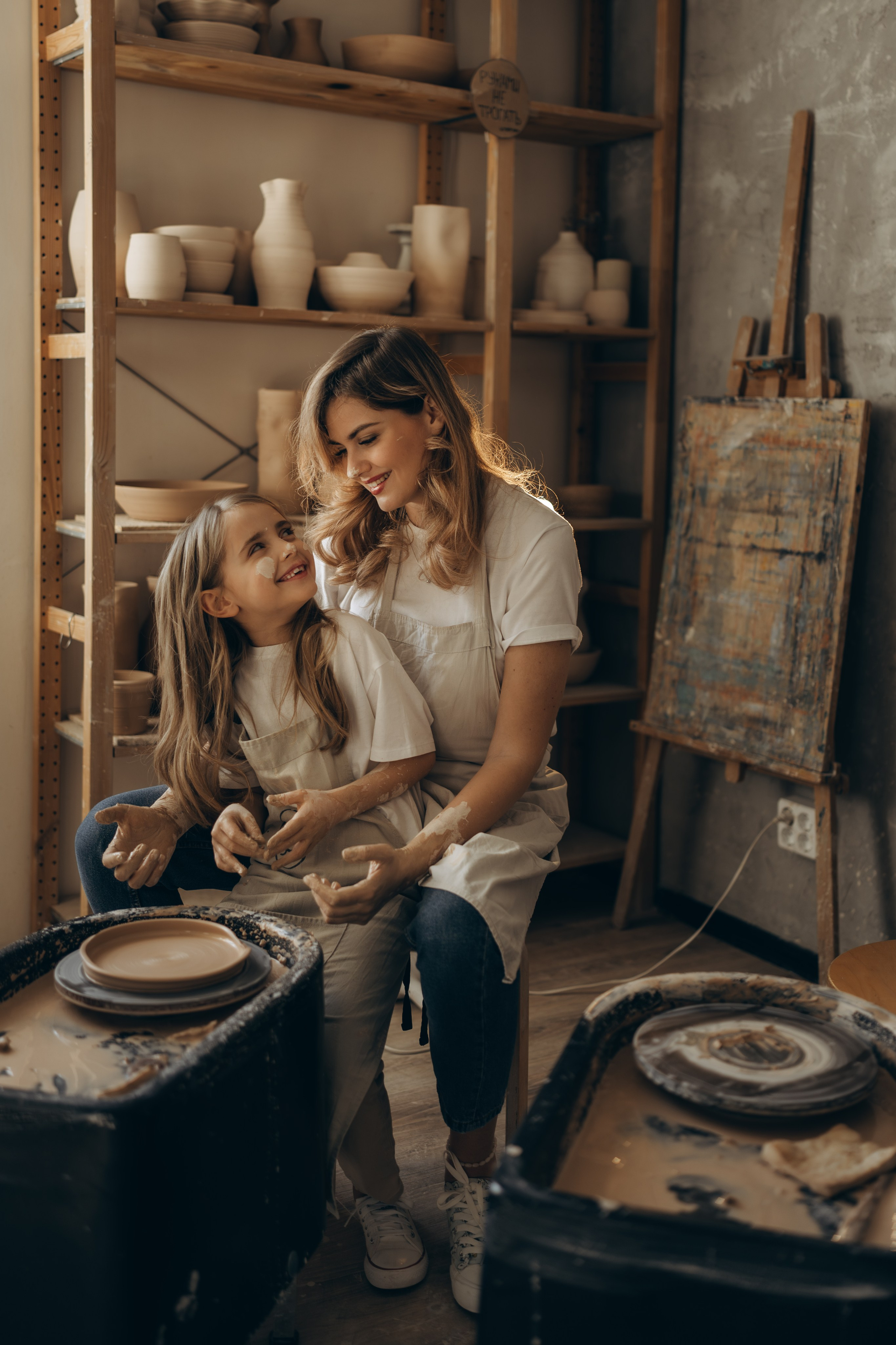 В гончарной мастерской. Семейный фотограф Москва. Фотограф беременности и материнства Москва