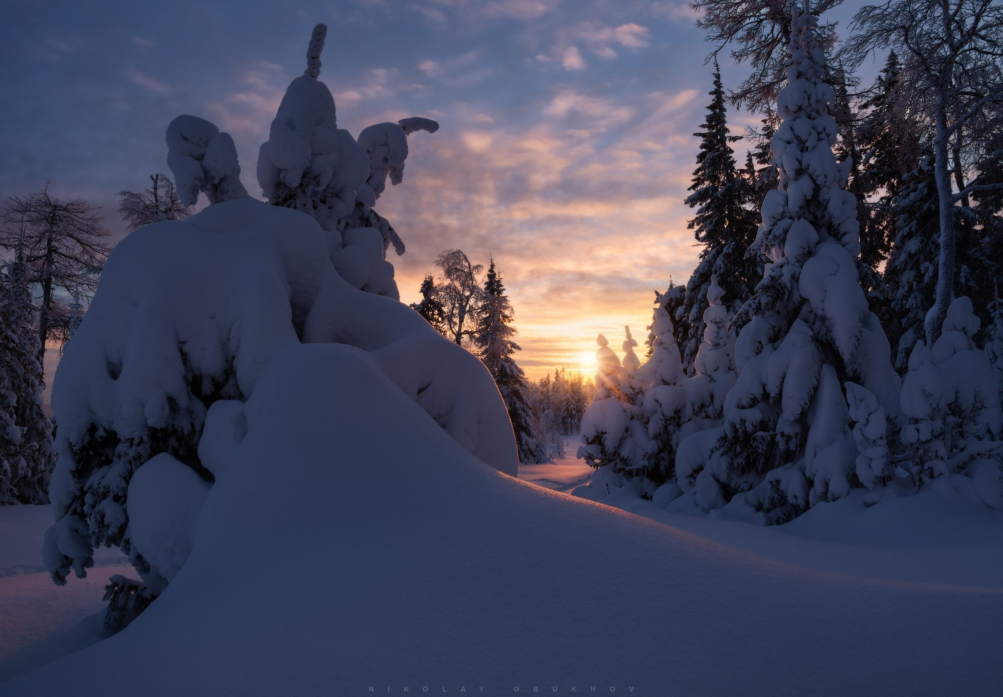 Зимний лес, сугробы и заснеженные ели на ГЛК Гора Белая.