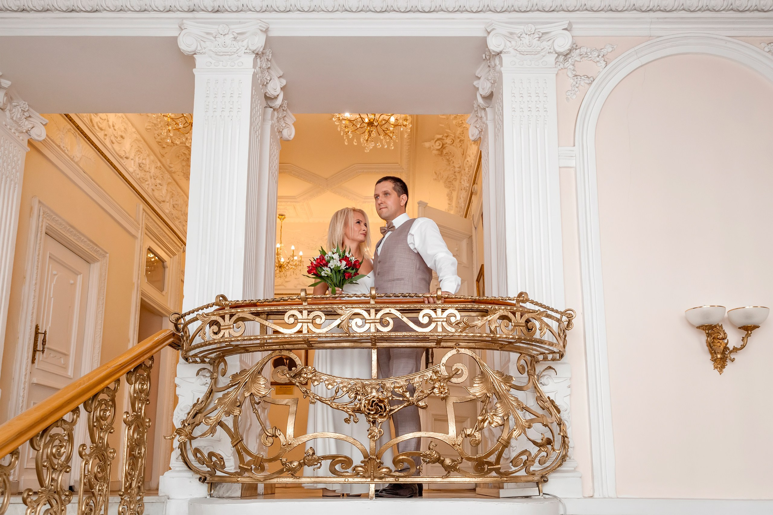 Портрет жениха и невесты в ЗАГСе на балконе внутри старинного здания ЗАГСа - фотограф Янкаускене Наталья