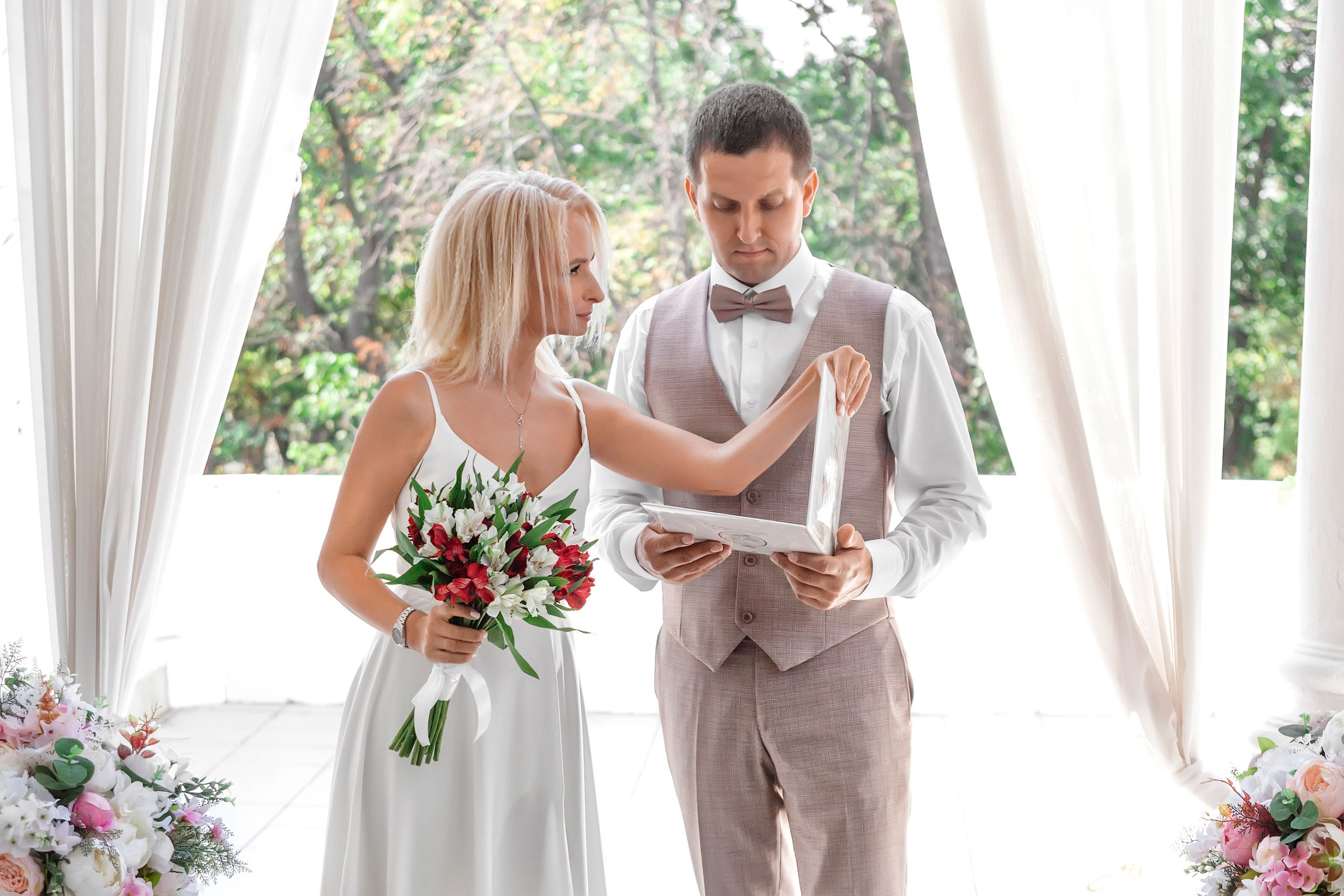 Жених и невеста рассматривают первый совместный документ о заключении брака - фотосъёмка росписи Ульяновск