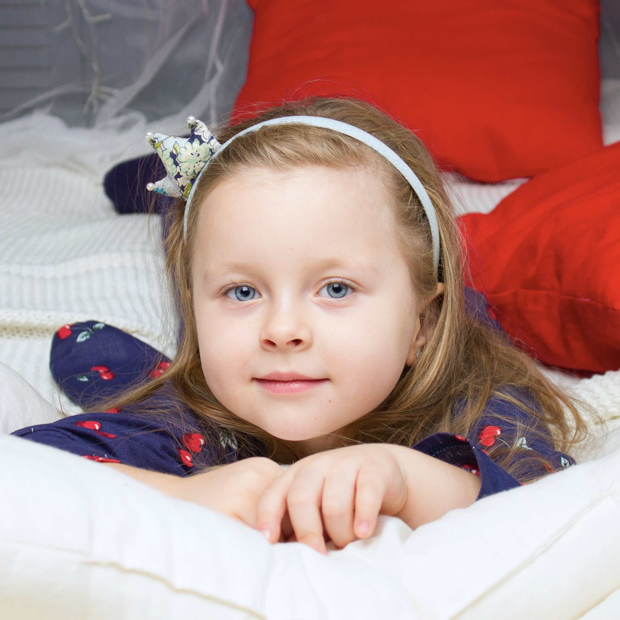 Фотосессия близняшек в студии. Школьные выпускные альбомы в Москве Марина Николаева