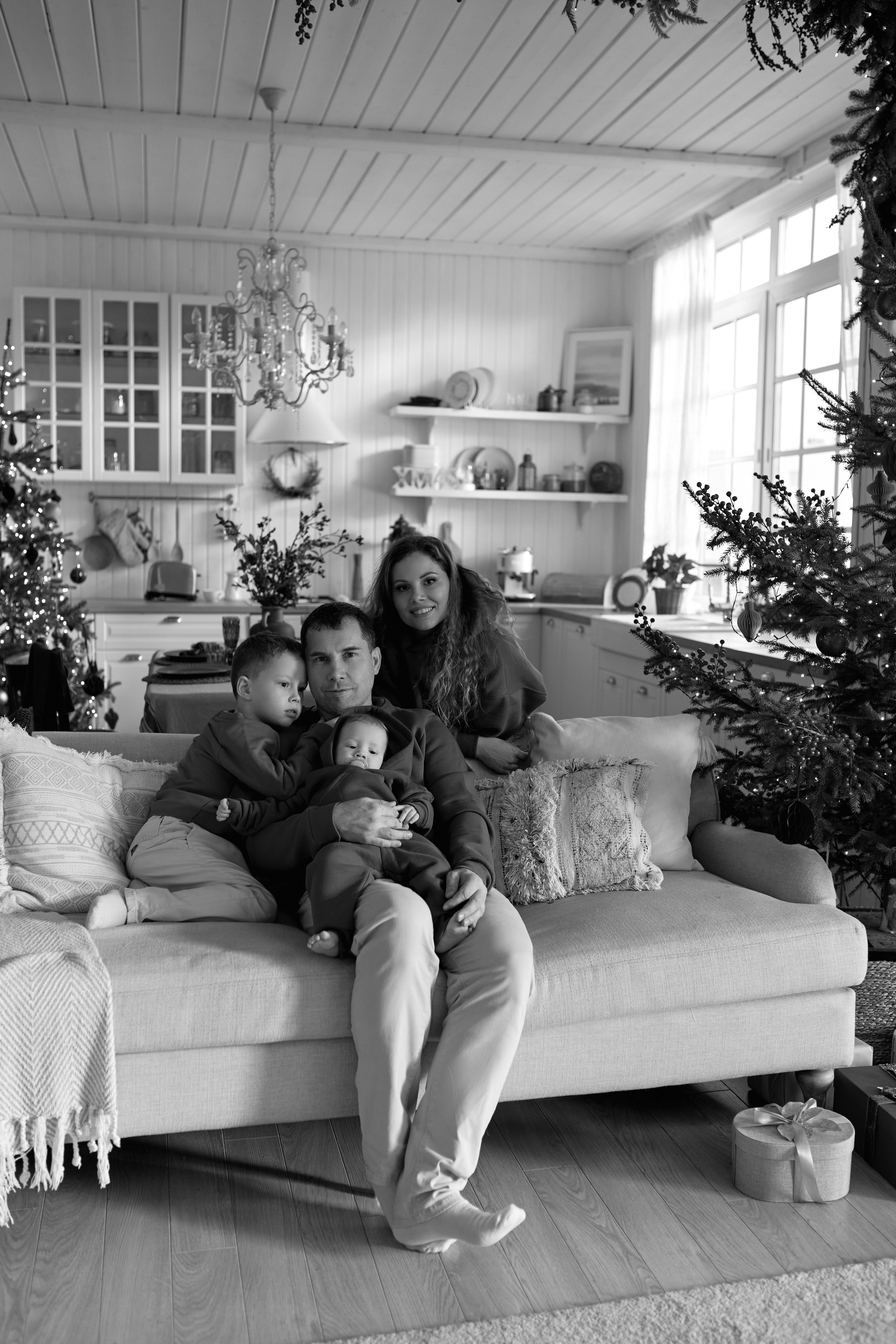 Семейная новогодняя фотосессия в студии. Сестры Карабаза. Фотографы и ретушеры в Москве и Санкт-Петербурге