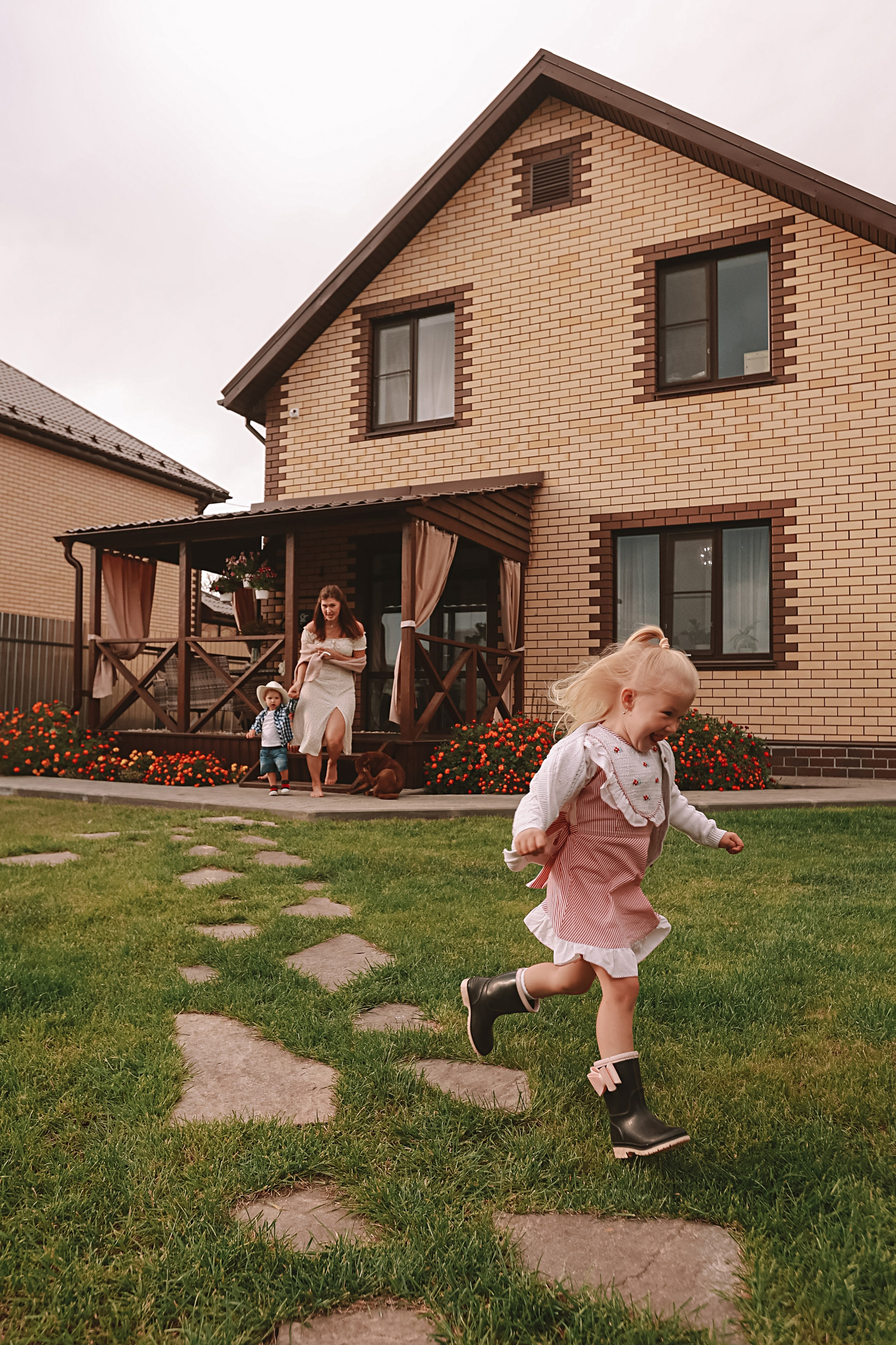 У дома. Семейный фотограф Тюмень, фотограф на роды Салмина Мария