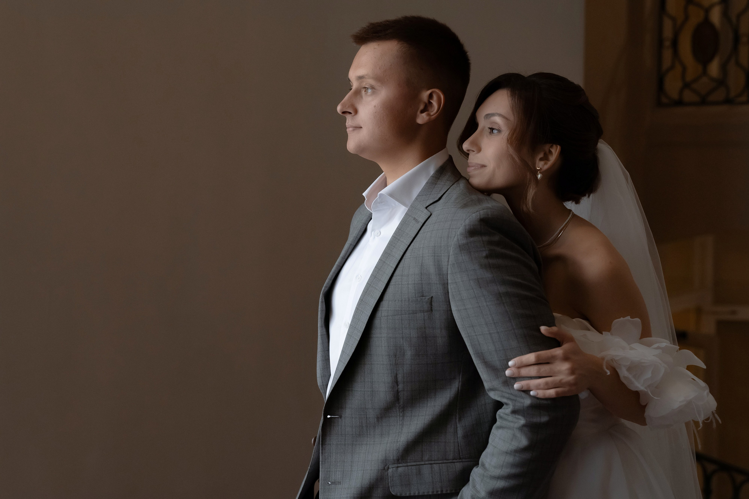 Молодожёны у окна 