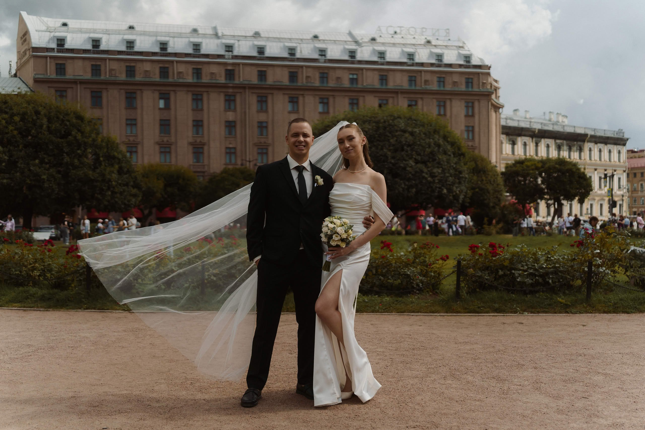 Анна и Илья в саду у Исаакиевского собора — свадебная прогулка под грозовыми тучами