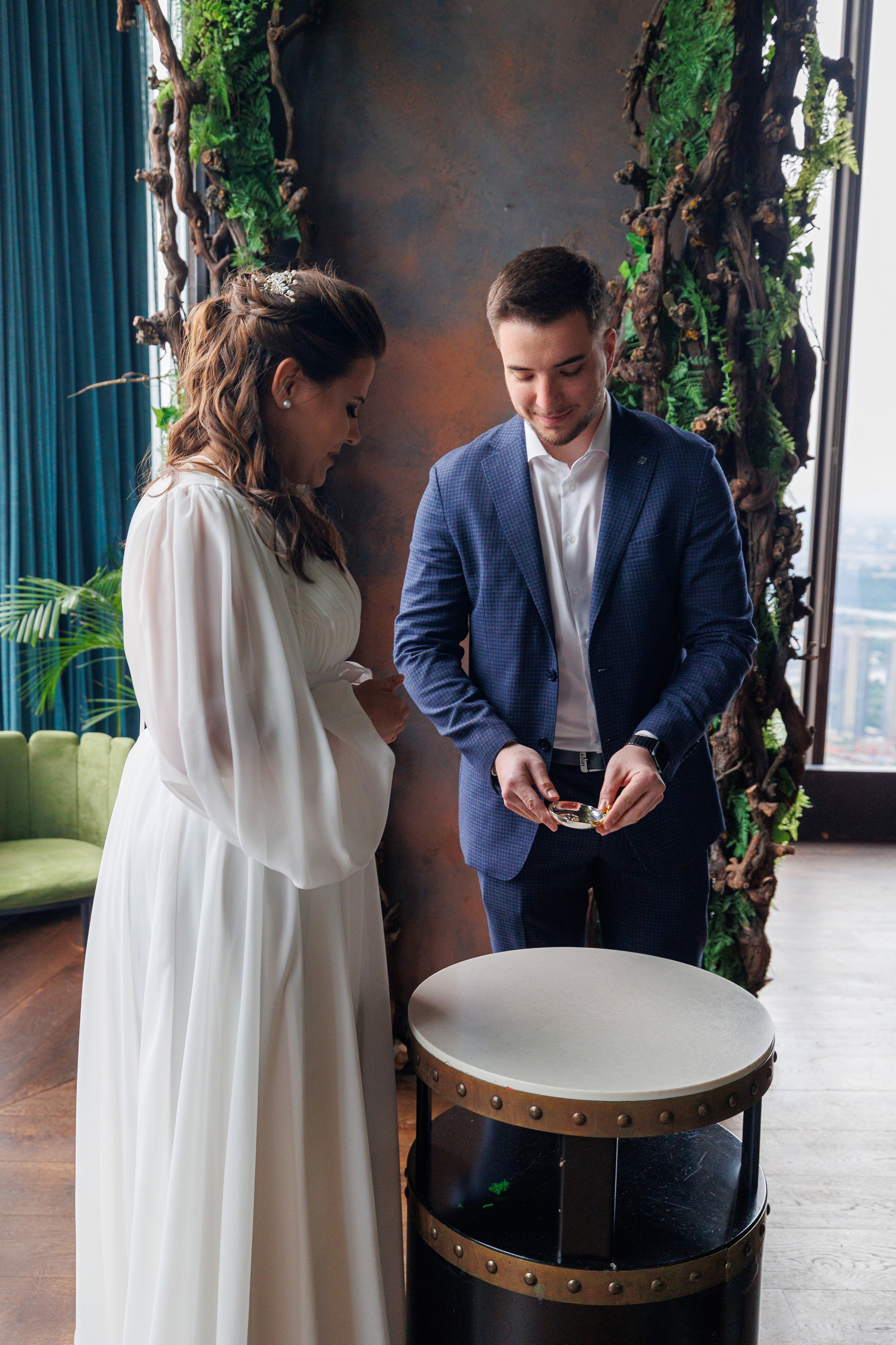 Фотограф на регистрацию в ЗАГС Москва Сити Birds Башня ОКО. Примеры фото, отзывы молодоженов и заявка на регистрацию через официальный сайт.