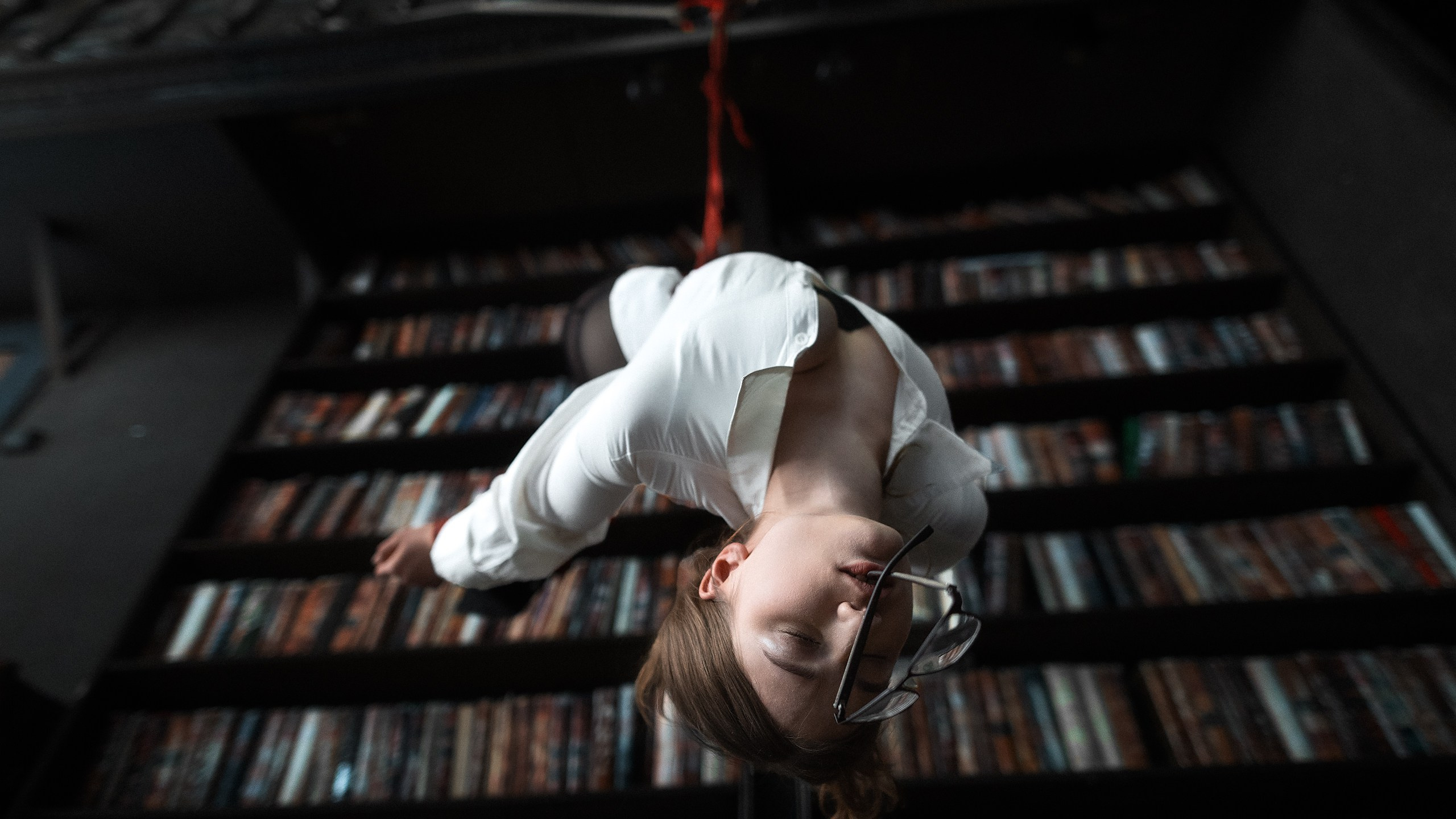 Маша, библиотека. Фотограф Никита Локтионов Москва