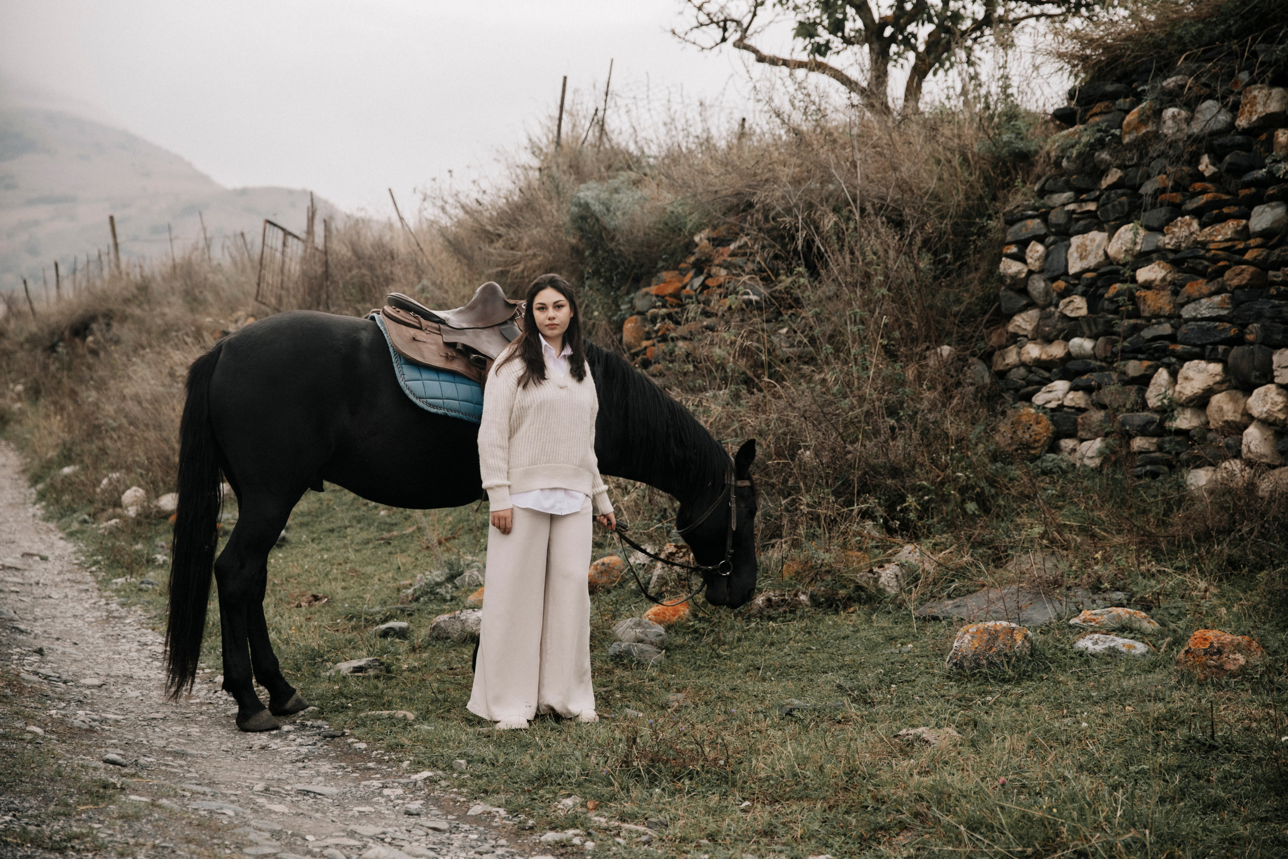 фотосессия с лошадью, фотосессия, лошадь, фотосессия в горах, фото с конем, фотография с лошадью, фотосессия, горы, Кавказ, фотосессия в песках, фотограф Осколкова Ульяна