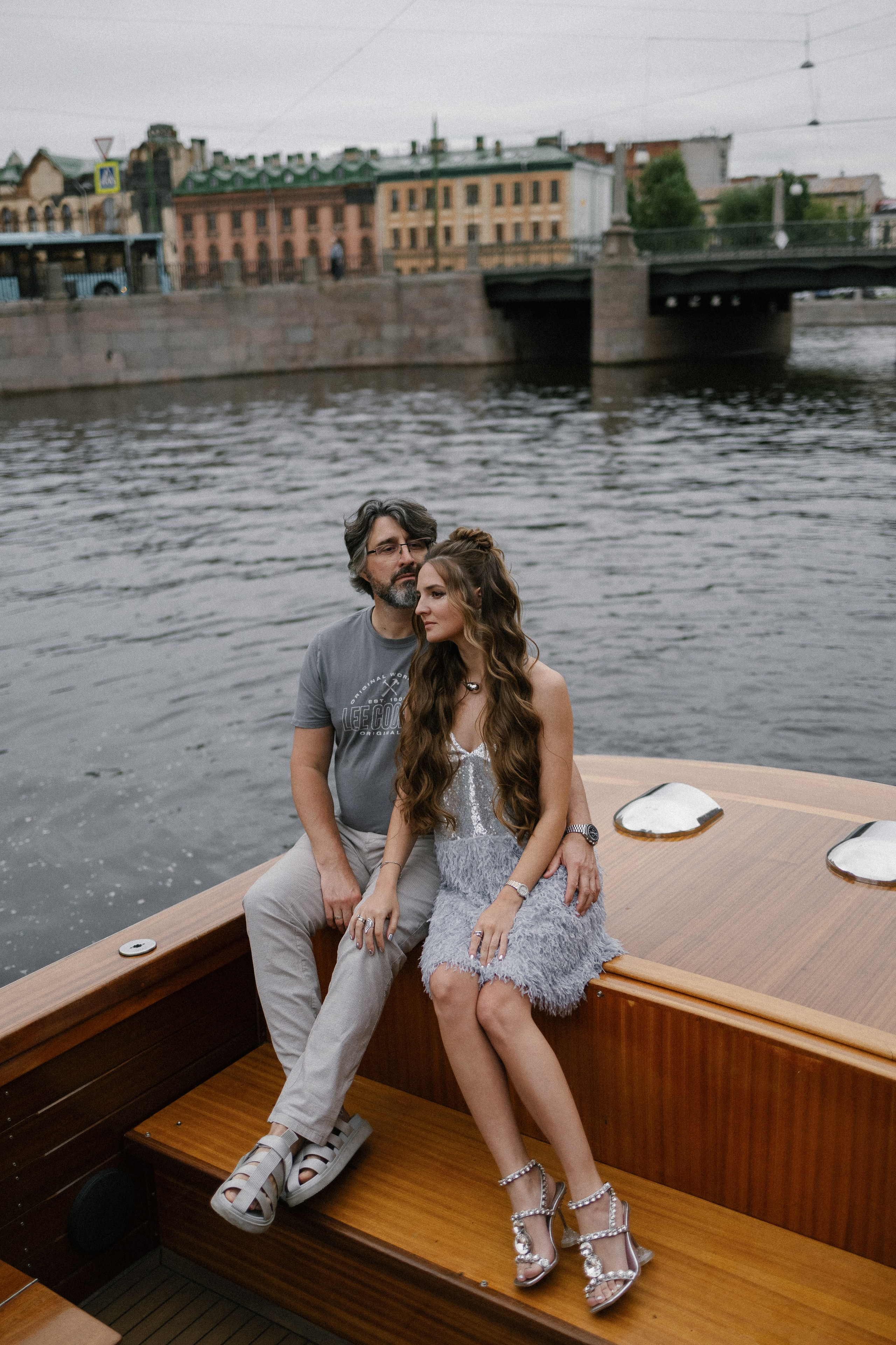 Прогулка на венецианском катере. Свадебный фотограф в Санкт-Петербурге Ксения Кобышева