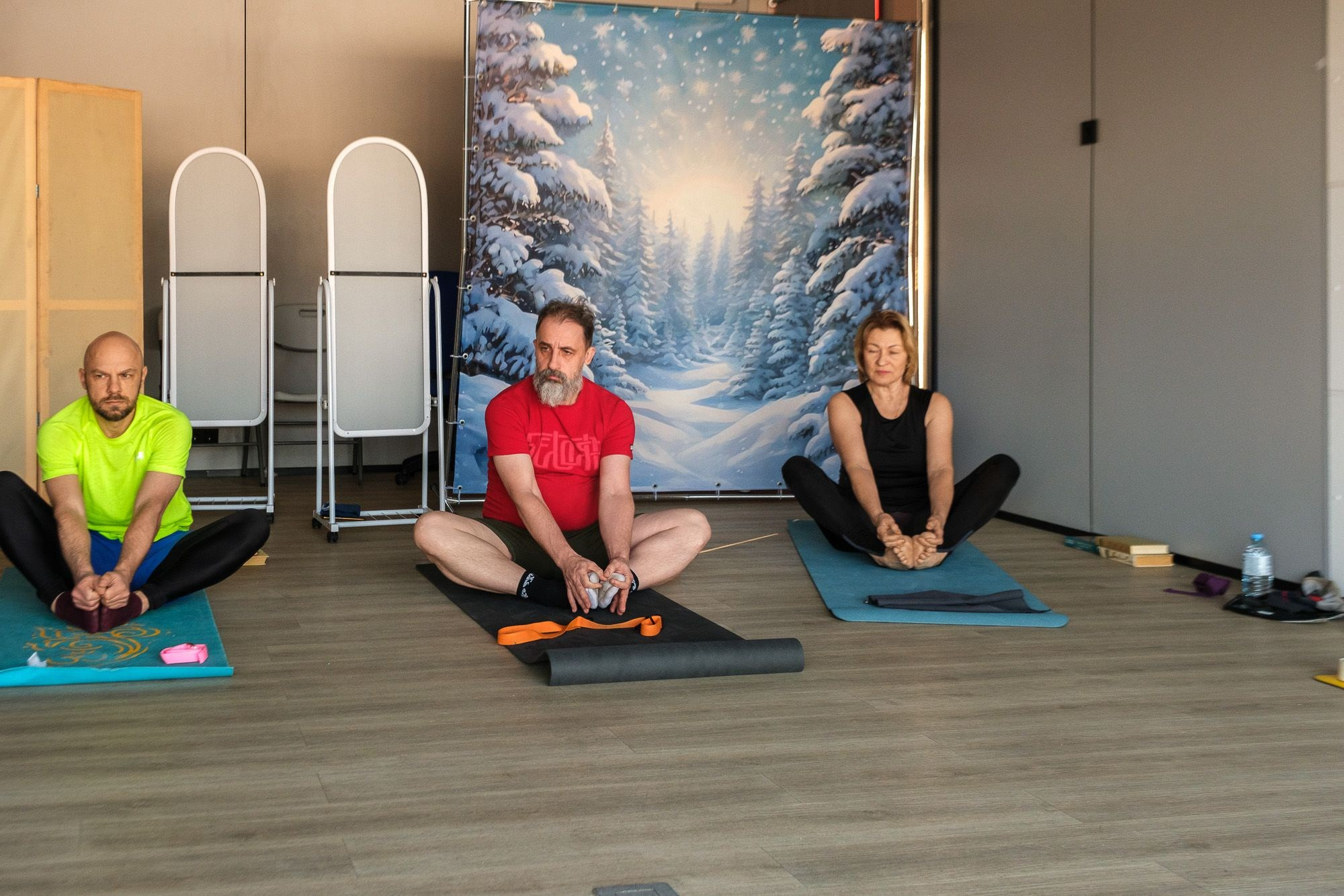 Йога со Светланой Банакиной. Люди прорабатывает ассану. г.Электросталь стадион "Авангард"