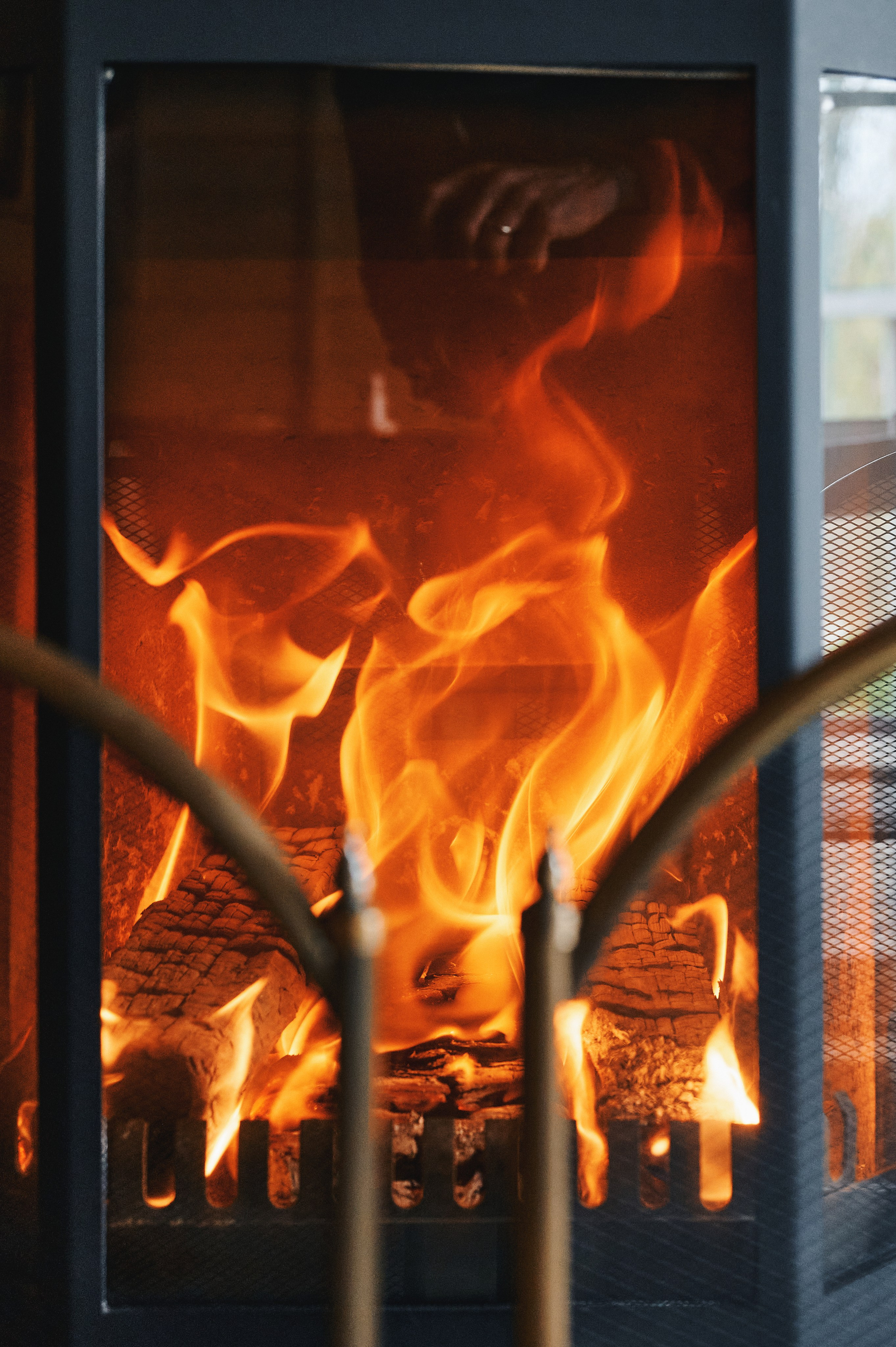 Яркое пламя в стеклянной топке камина.