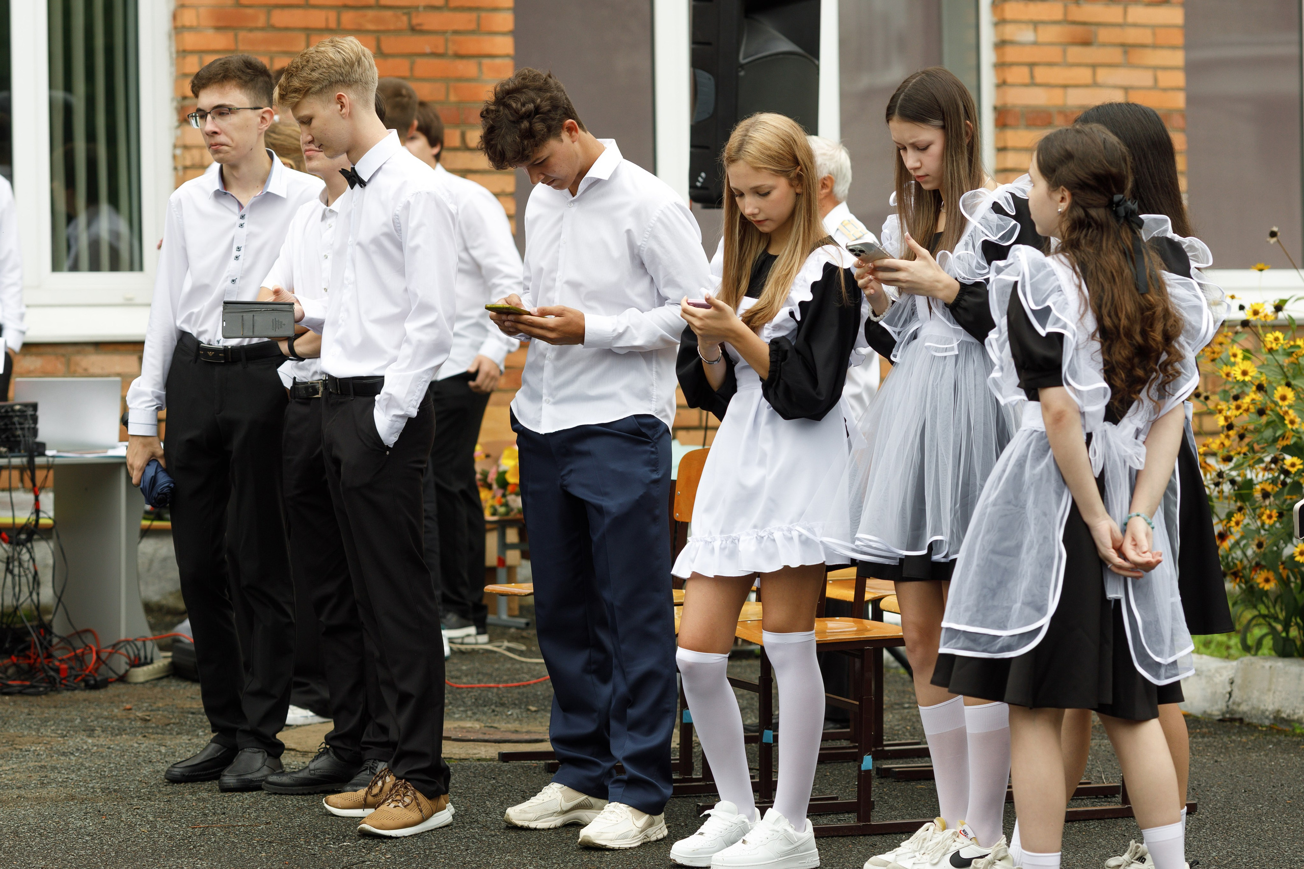 Линейка 11 клас Гимназия Артём. Photoalbum-vl.ru