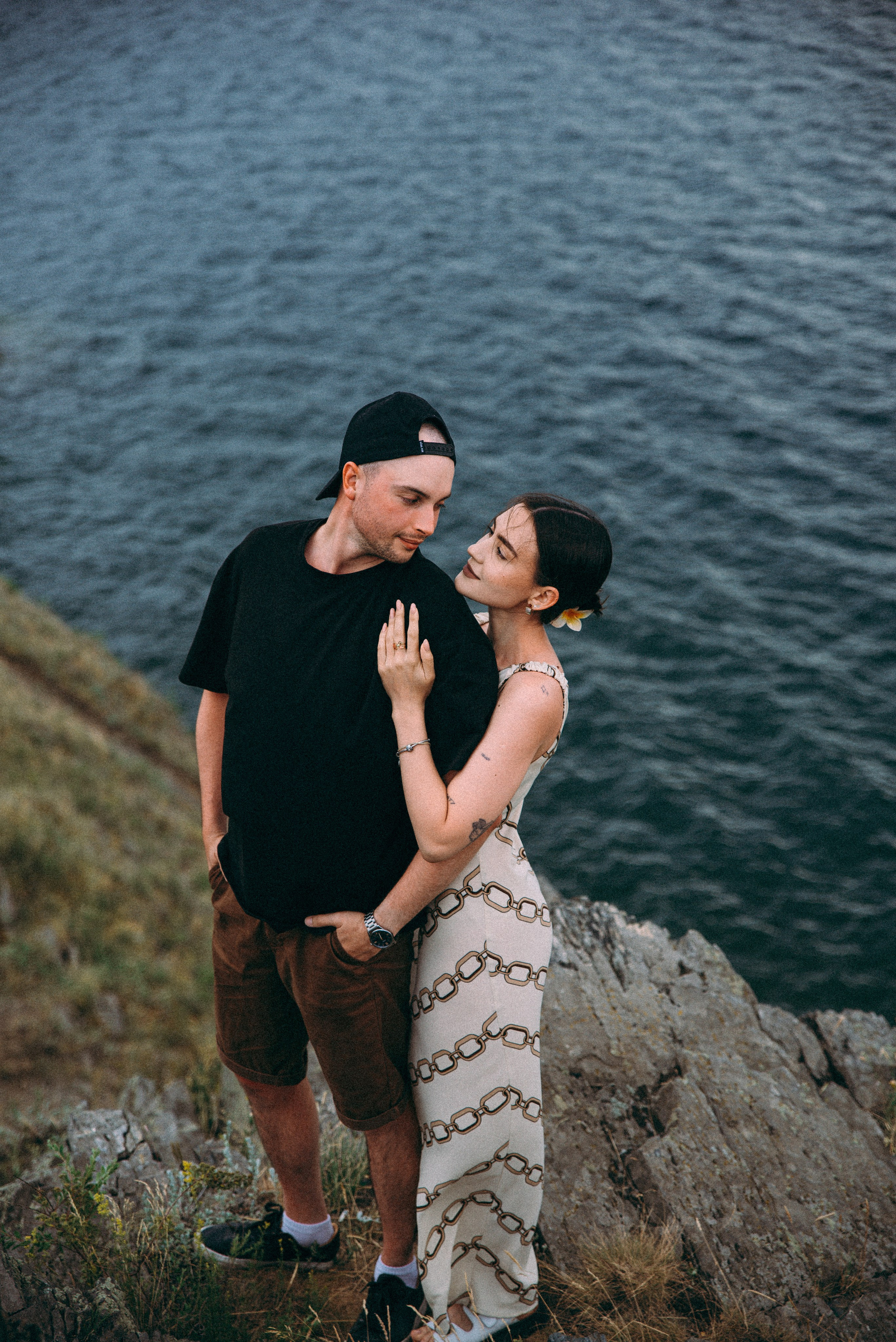 мужчина и женщина смотрят друг на друга