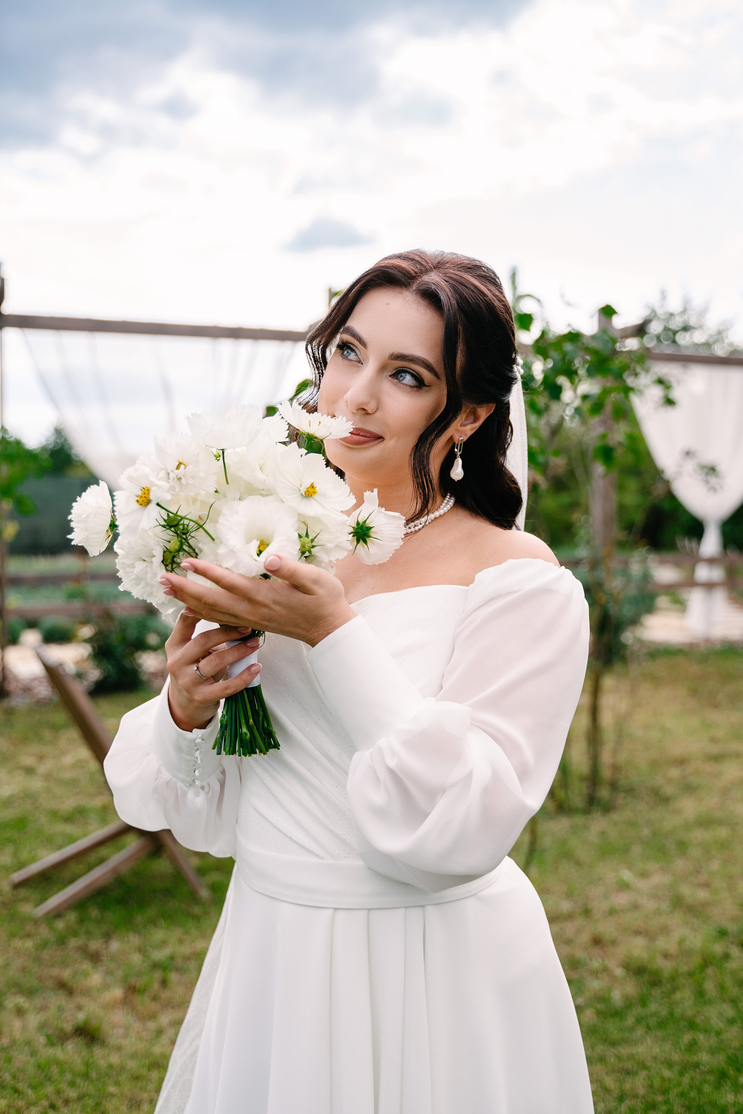невеста держит букет и позирует