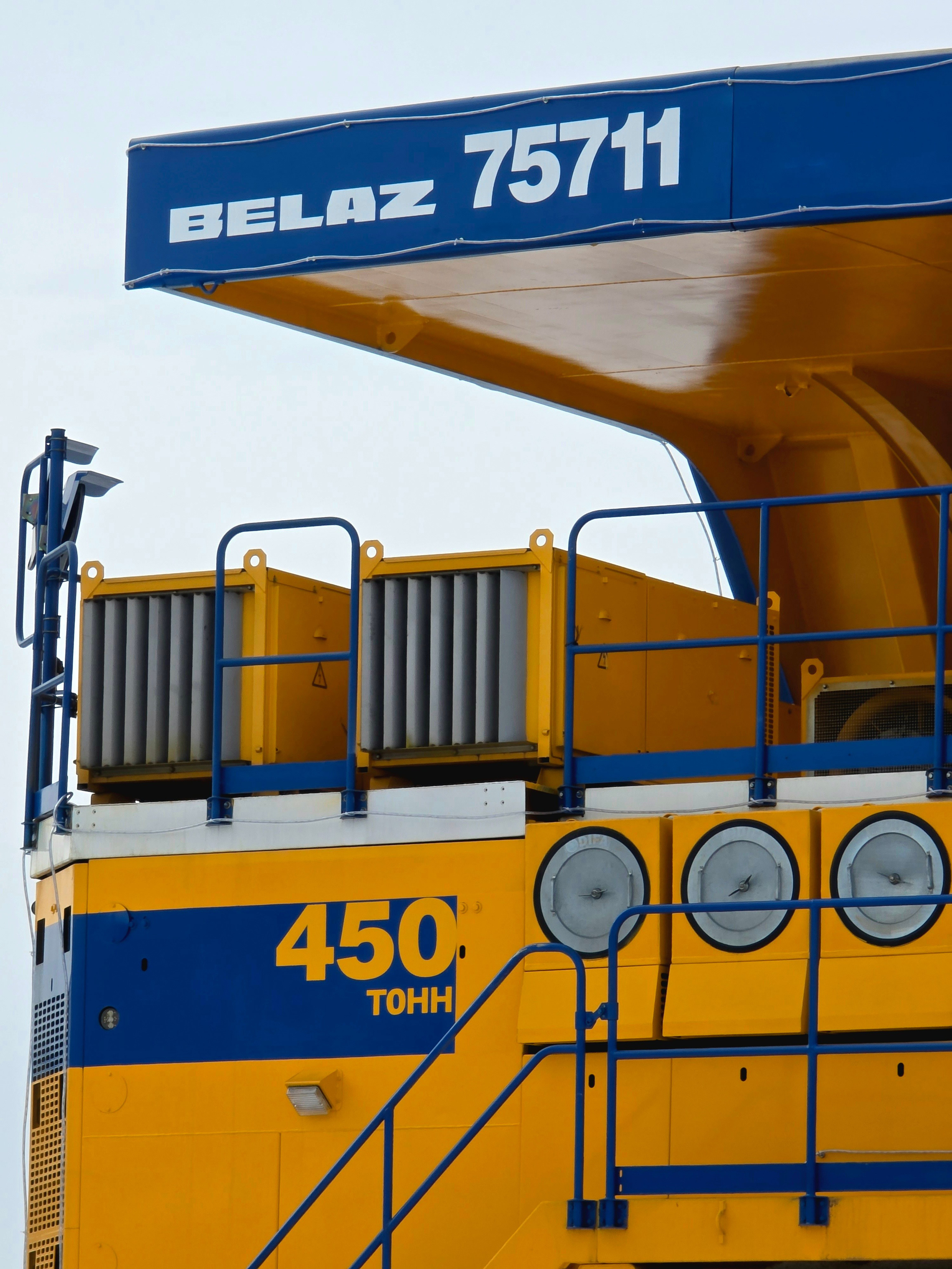 Даже среди великанов-самосвалов эта модель выделяется размерами