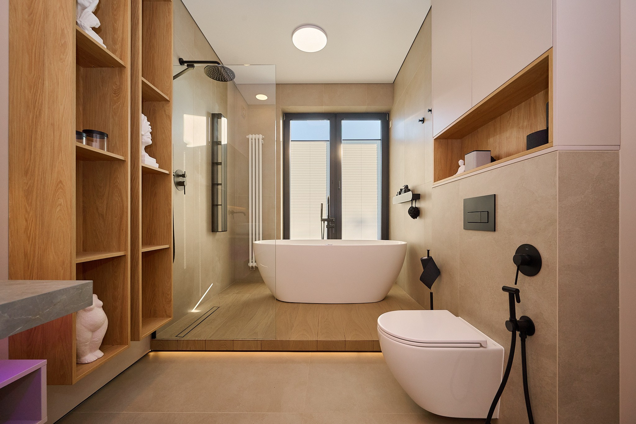 ванная комната коричневые полки бежевые плиты белая ванна