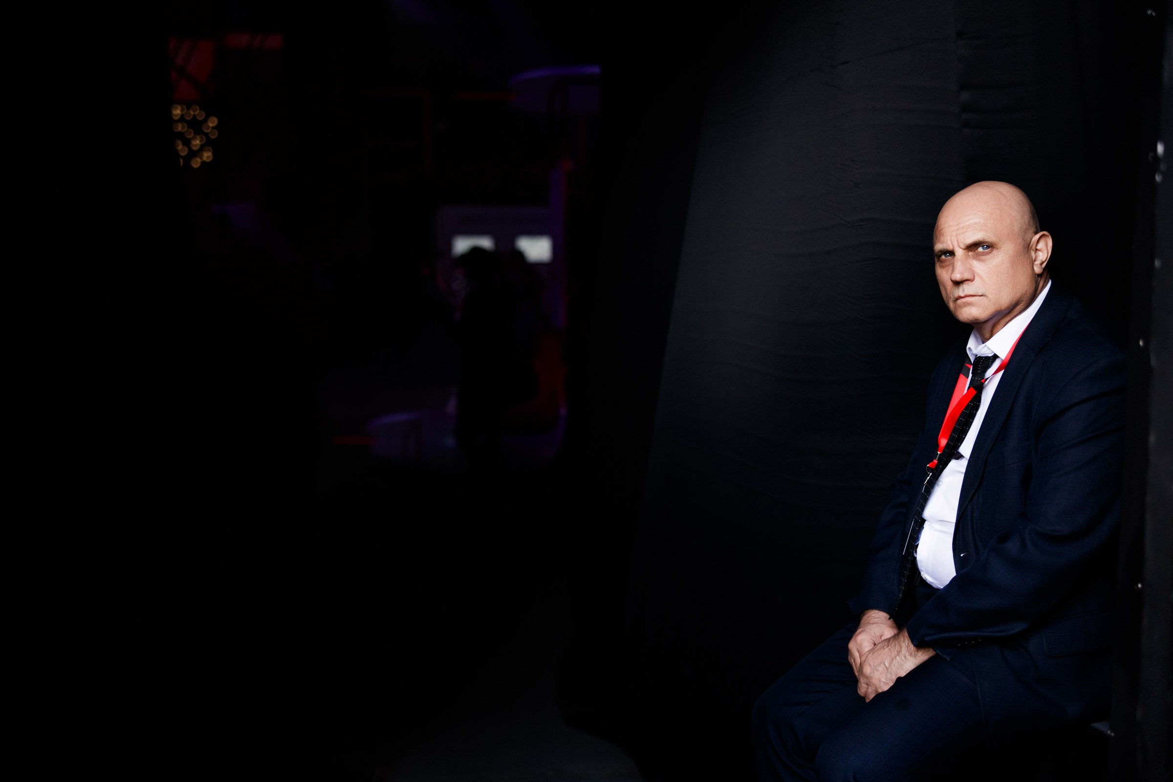 Портрет спикера в деловом костюме на темном фоне, профессиональная съемка лидеров ИТ-индустрии в МТС Live Холл.