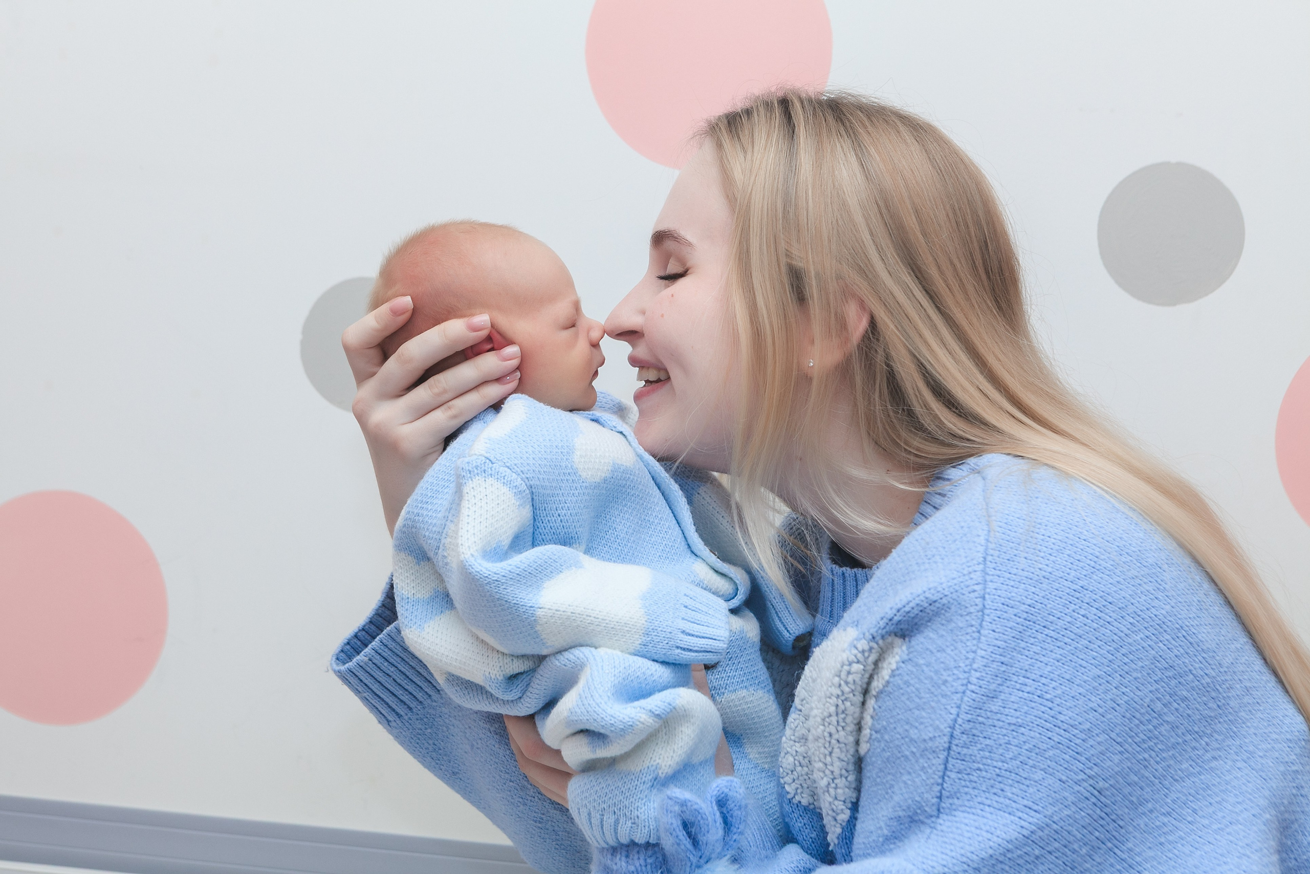 Съемка выписки из роддома 7 ГКБ Юдино Москва. Фотосъемка выписки из роддома в Москве, заказать фотографа на выписку ньюборн съемка в роддоме newborn фотограф в Юдино