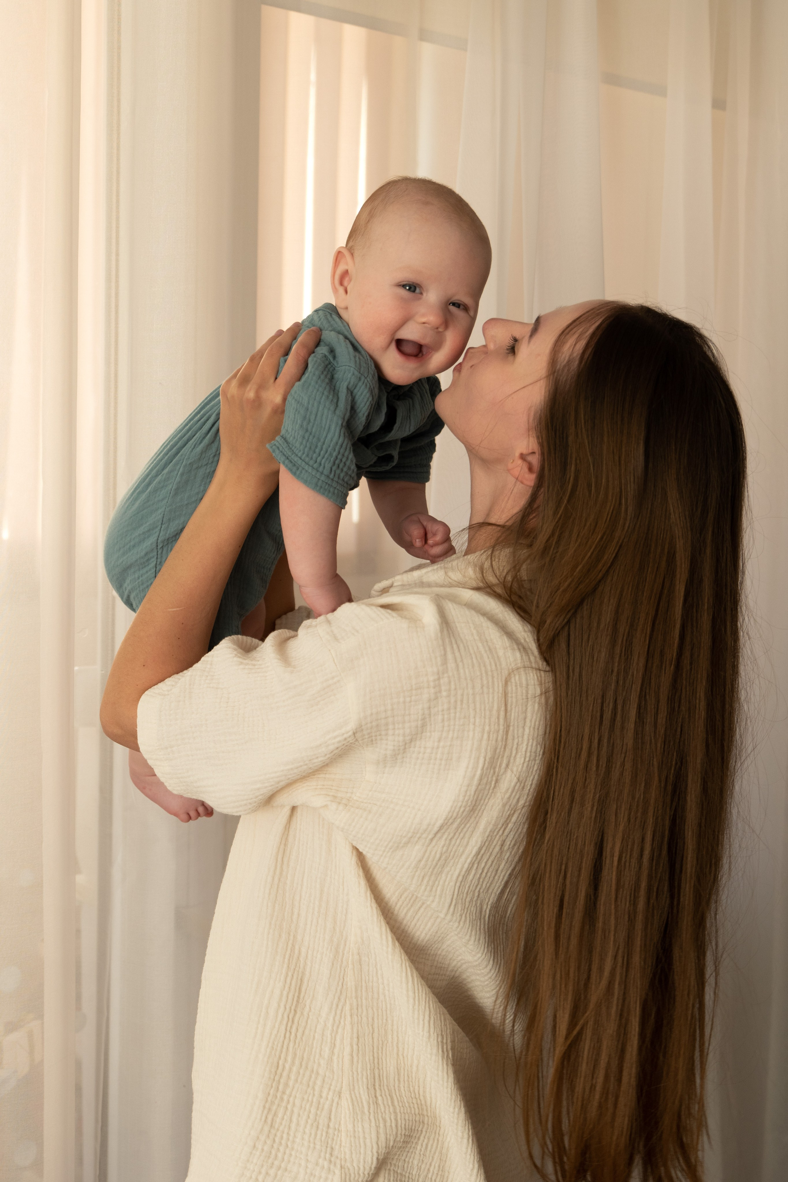 Мама и малыш (5 месяцев). Фотограф видеограф Ольга Василевская