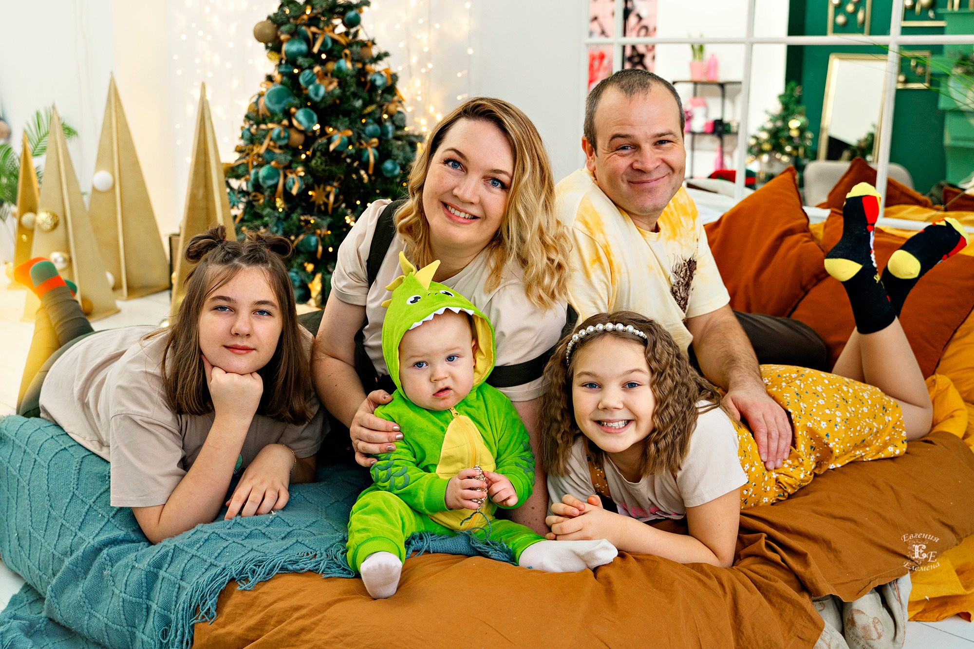 В студийном интерьере. Семейный и портретный фотограф в Санкт-Петербурге Евгения Елемена