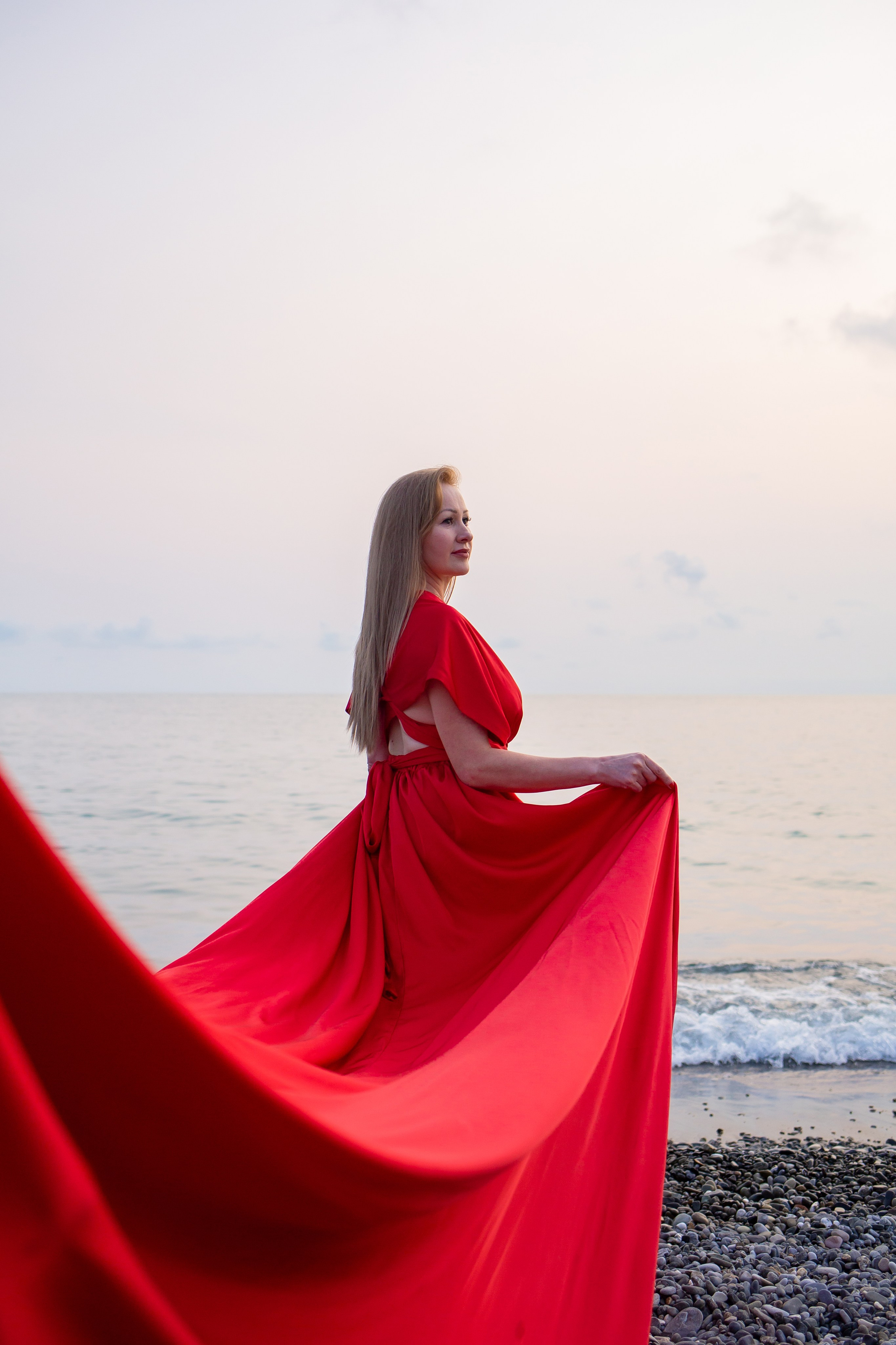 Платье с длинным шлейфом фотосессия Сочи закат