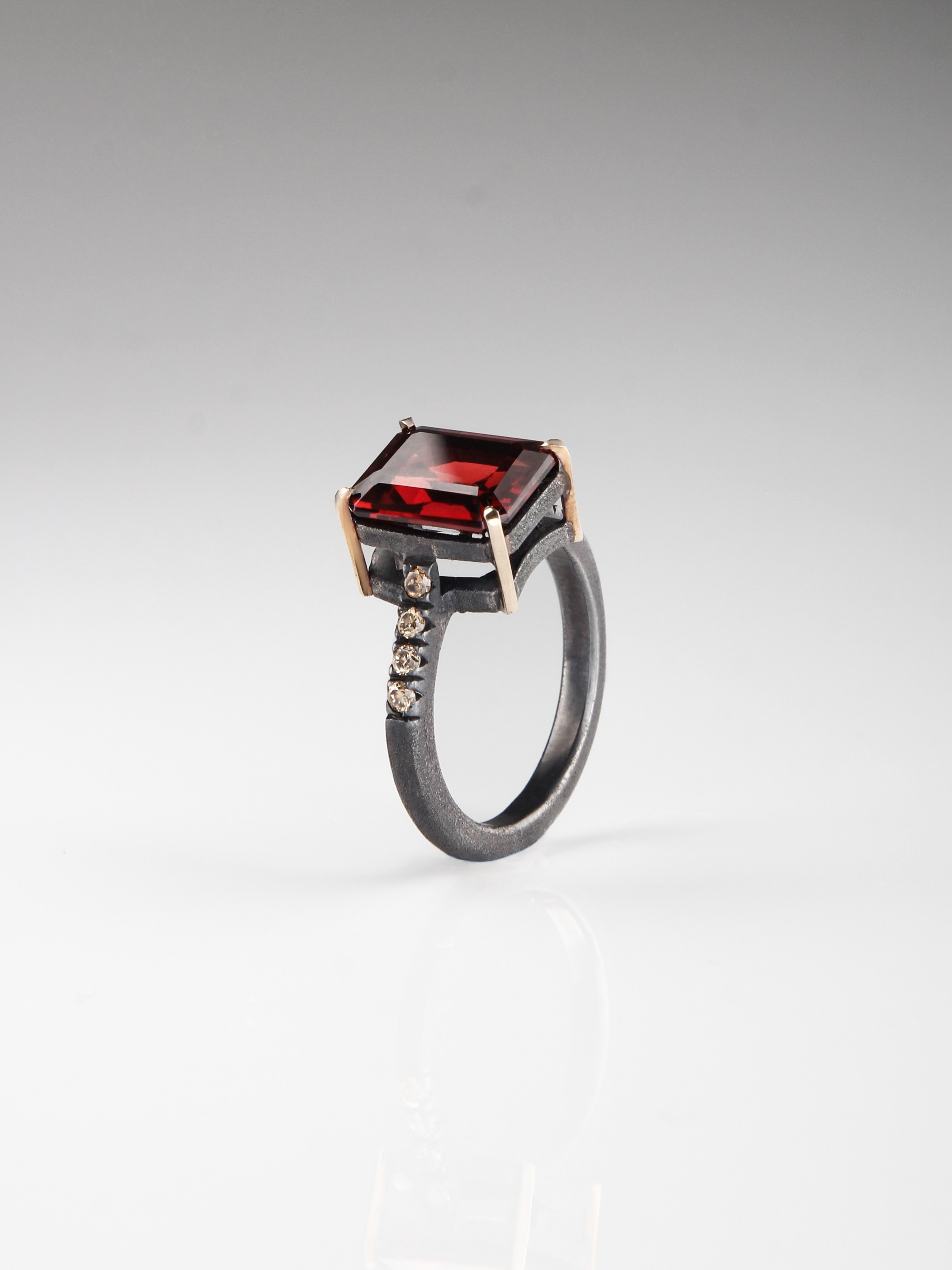 Ювелирная фотосъемка колец на белом фоне с акцентом на блики и фактуру| красный камень | предметный фотограф СПб