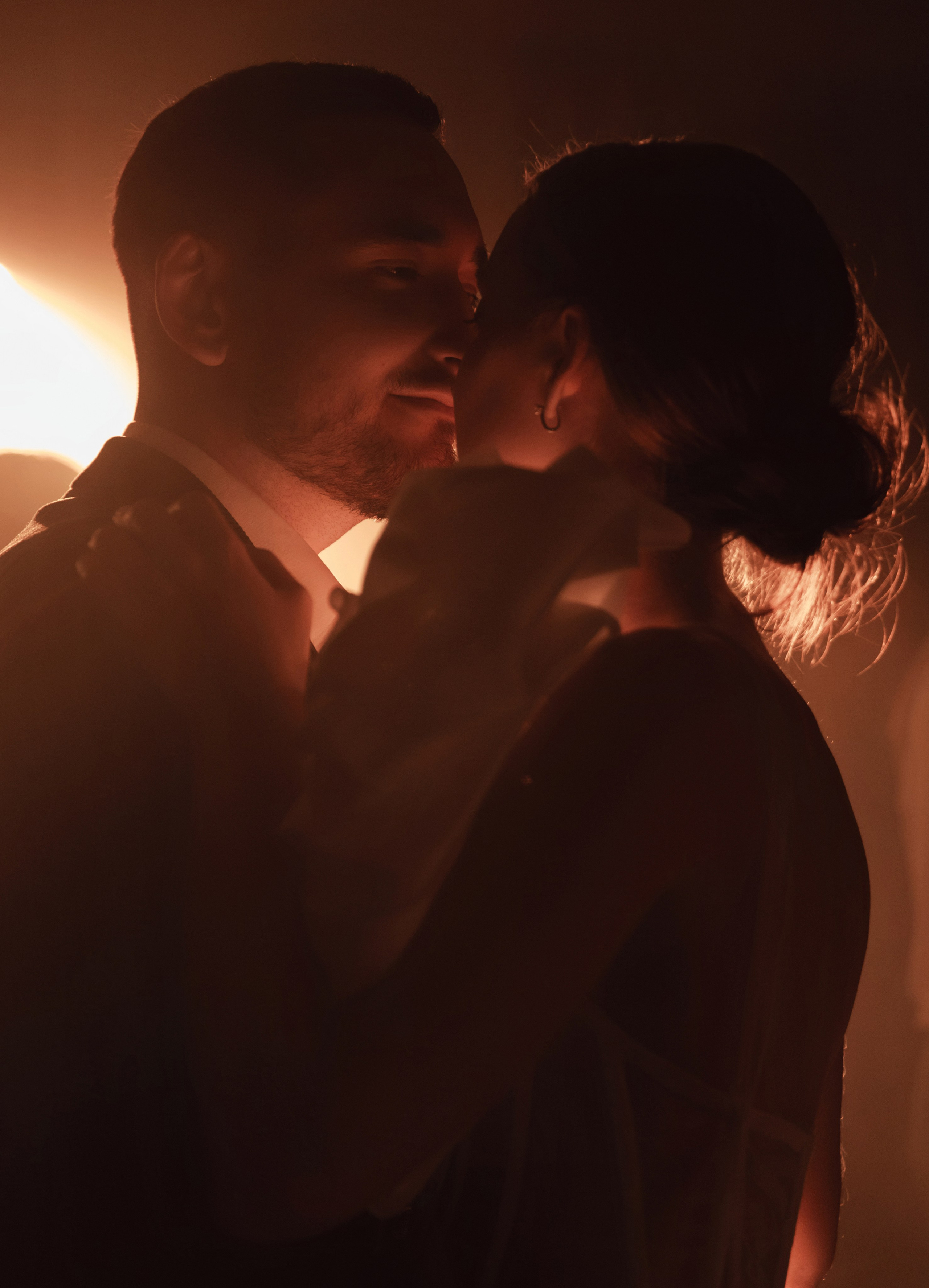 В ЛУЧАХ ЗАКАТА НА БЕРЕГУ МОРСКОМ