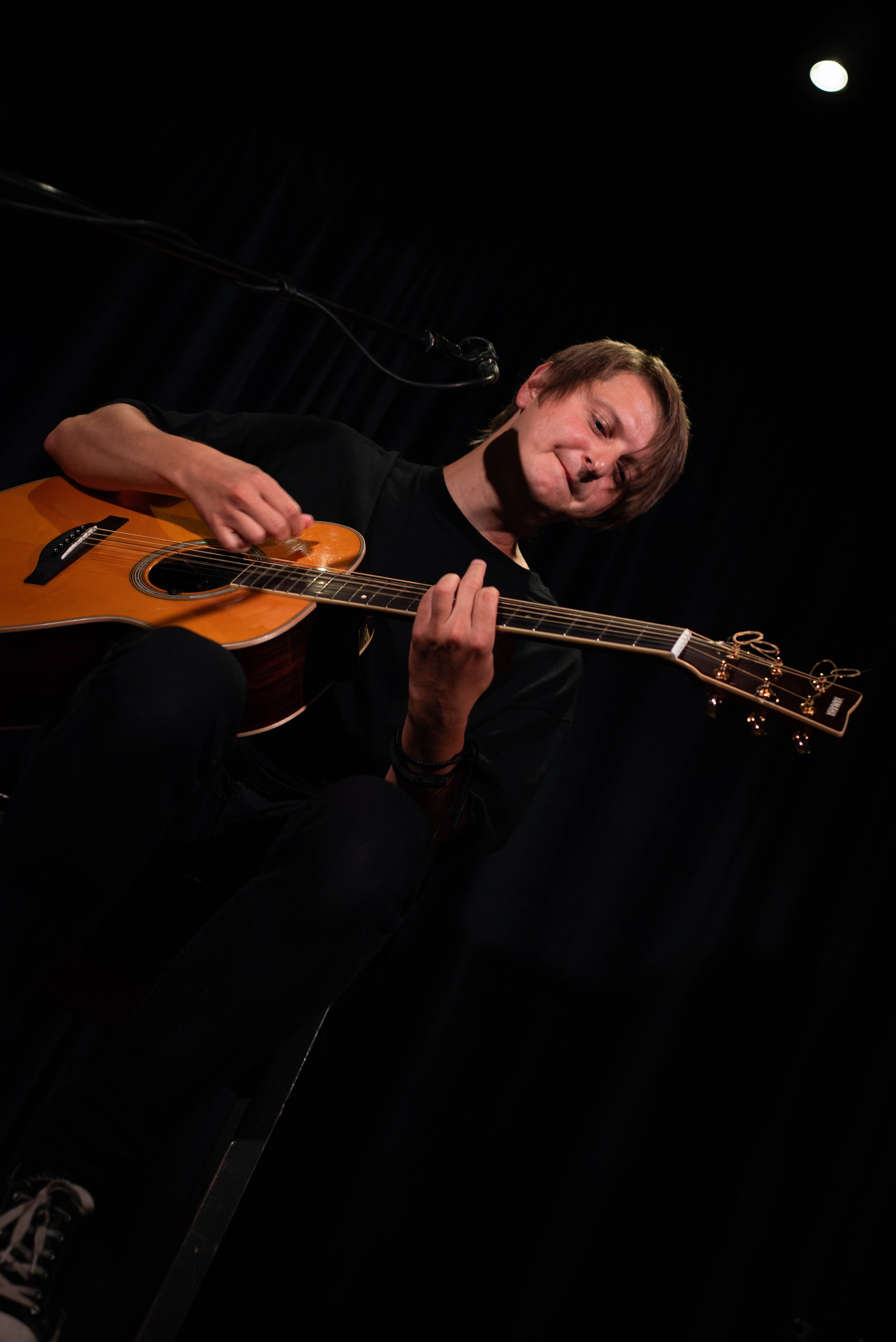 Лёва Сазонов (1 августа 2024 года, Москва, арт-кафе Пушкарёв). Фотограф Светлана Блинова, Москва и Московская область