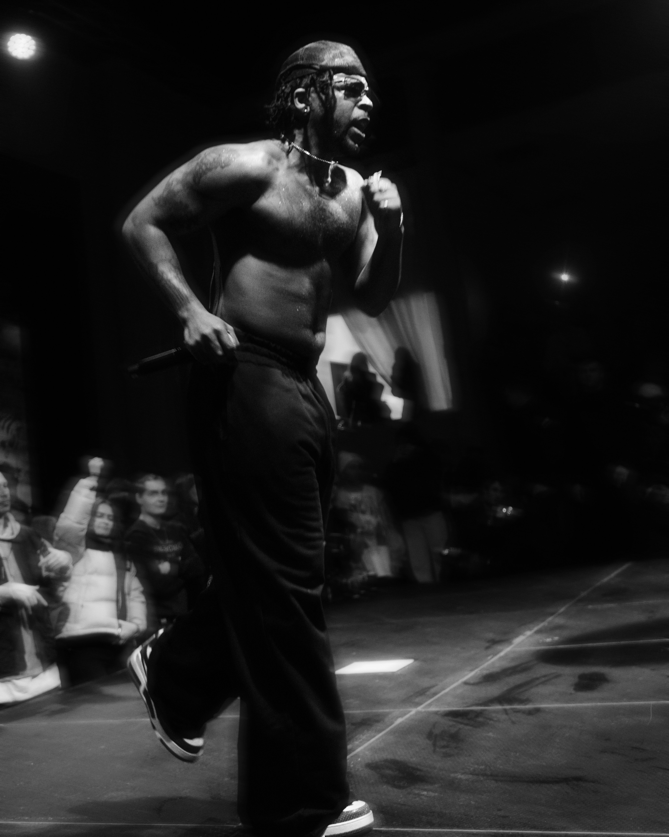 Azizi Gibson. NOIZOMAX Художественный фотограф в Дубай