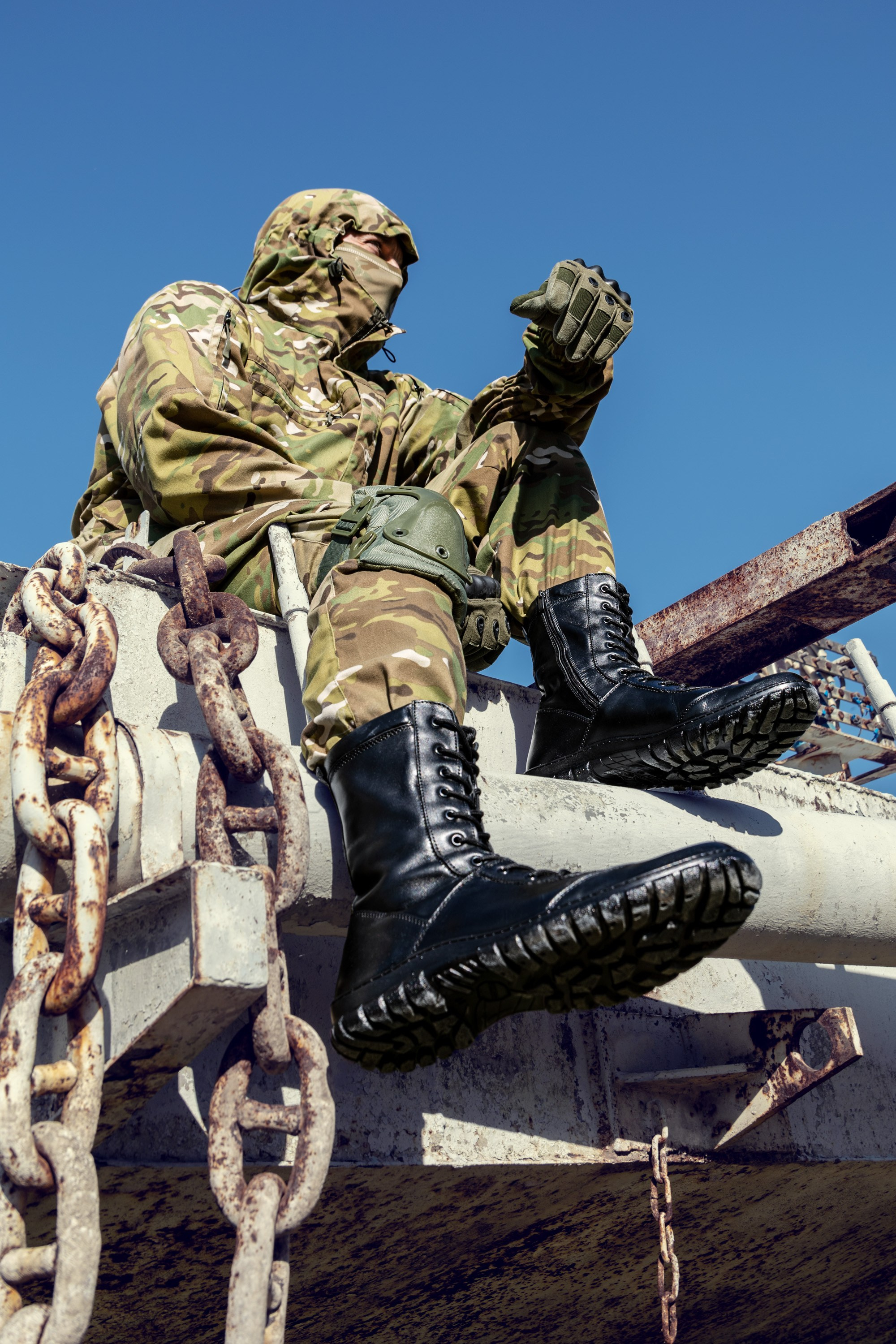 Боковой ракурс черных берцев на ноге в камуфляже | Детальная съемка профиля для каталога