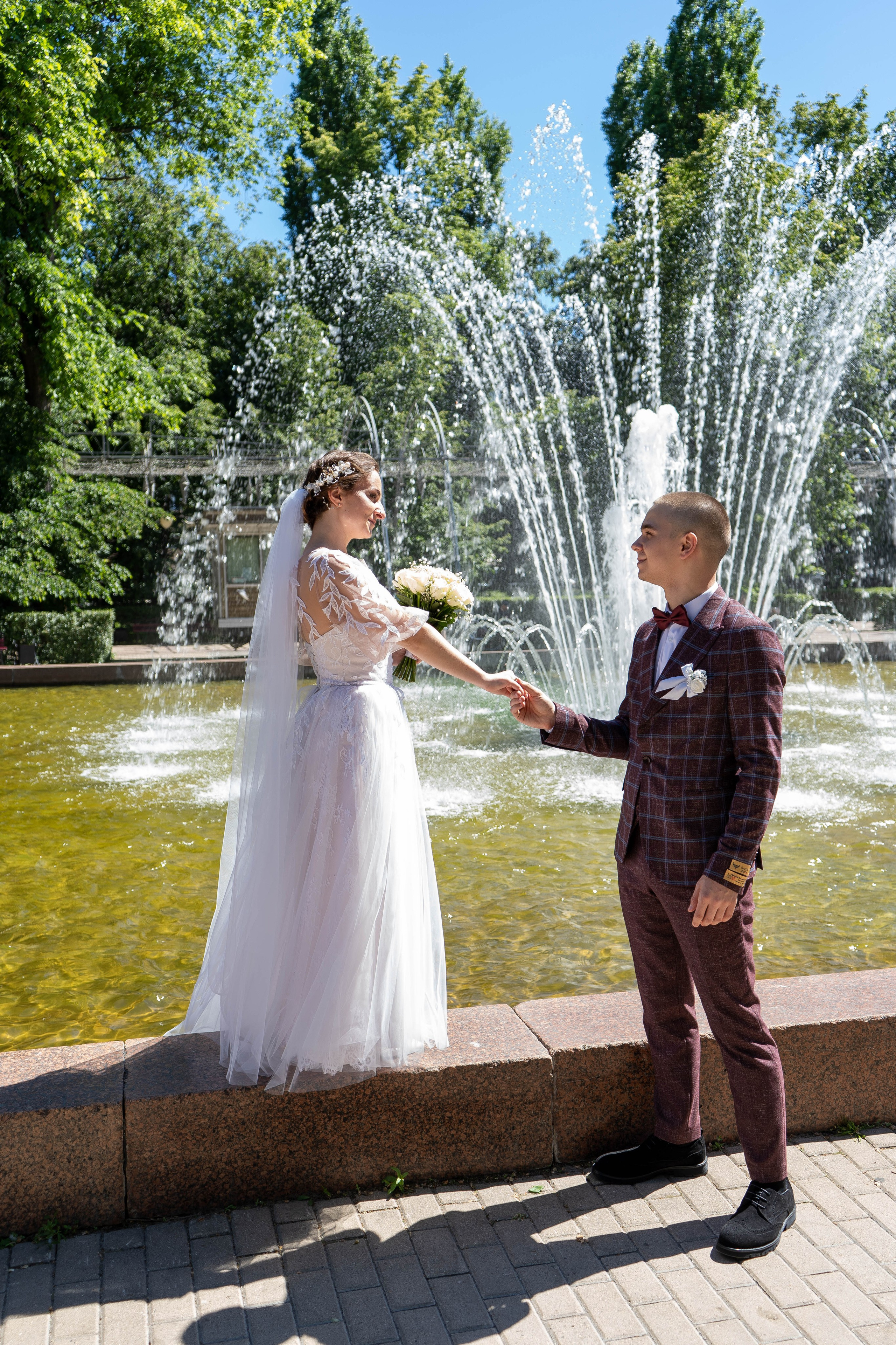 Жених делает предложение невесте летом в парке рядом с фонтаном в Воронеже