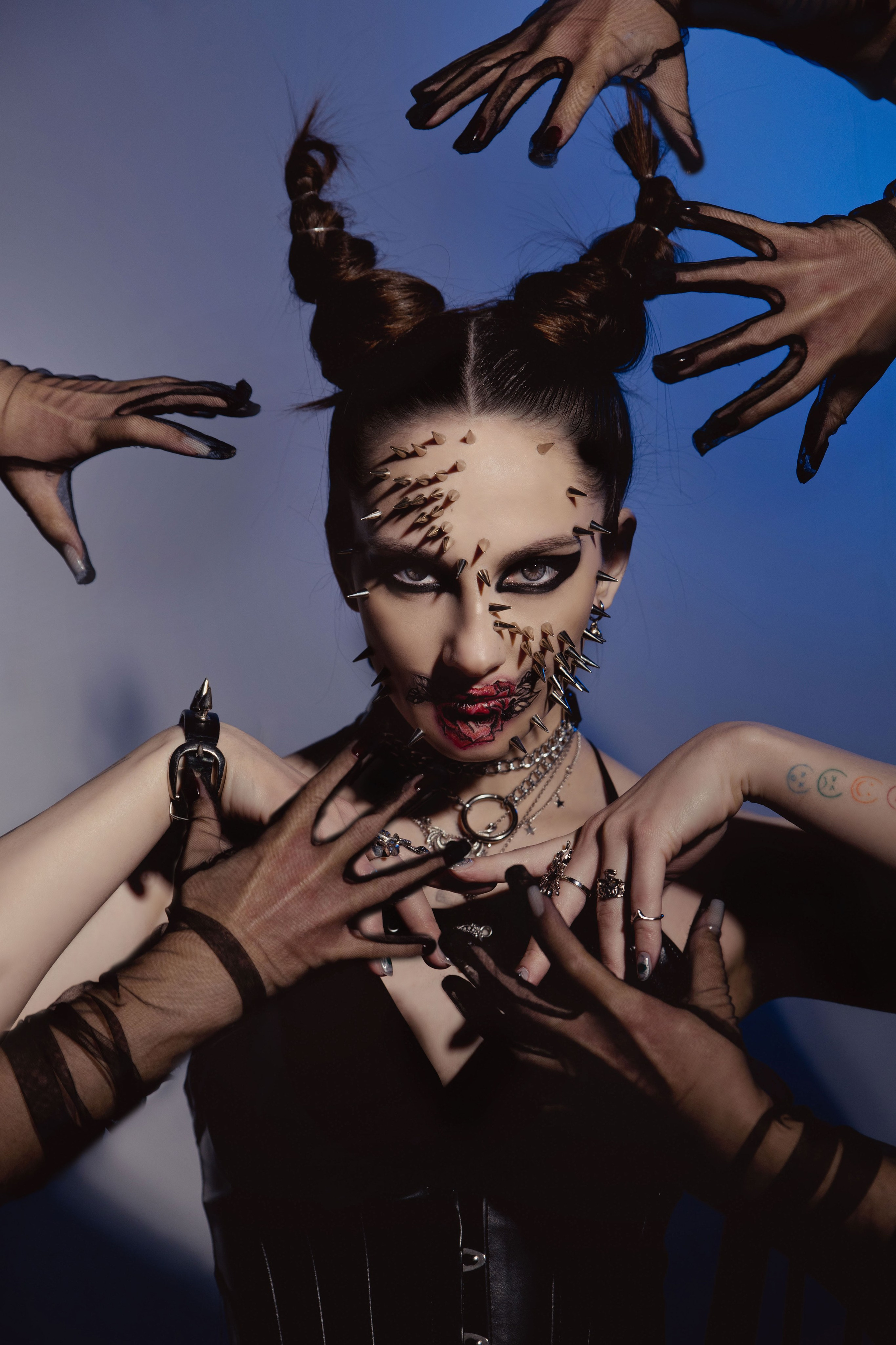 Перед Вами — не просто фотография, а результат невероятного творческого тандема профессионального фотографа и визажиста.  Это арт-работа, в которой гармонично переплелись красота и дерзость, нежность и сила.  Модель, словно ожившая героиня готического романа, украшена изысканным сочетанием шипов и роз.  Виртуозно выполненный макияж подчеркивает драматичность образа, а  умело поставленный свет и композиция фотографии усиливают эмоциональное воздействие.  Каждый шип, каждая роза – деталь тщательно продуманной концепции, которая приковывает взгляд и заставляет задуматься над смыслом скрытой за этим  роскошным, но одновременно опасным, образом.  Эта креативная фотосессия – пример  высокого профессионализма и  смелого экспериментирования с жанром,  результат  внимательной работы над каждой деталью, от макияжа до освещения.  Она доказывает, что  искусство фотографии способно выражать самые сложные и противоречивые эмоции.