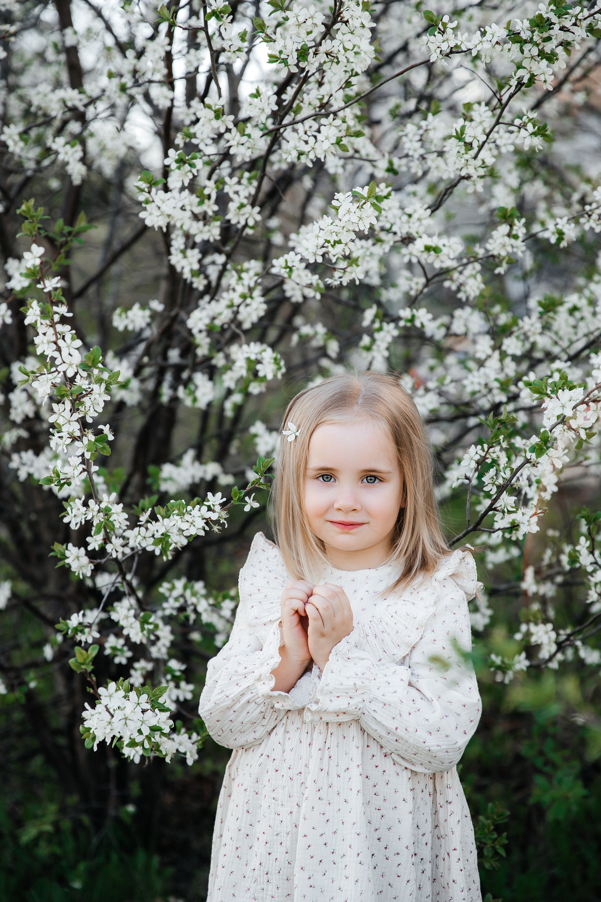 Катя и Маша в вишне. Семейный фотограф документалист в Пензе Лопатинская Татья