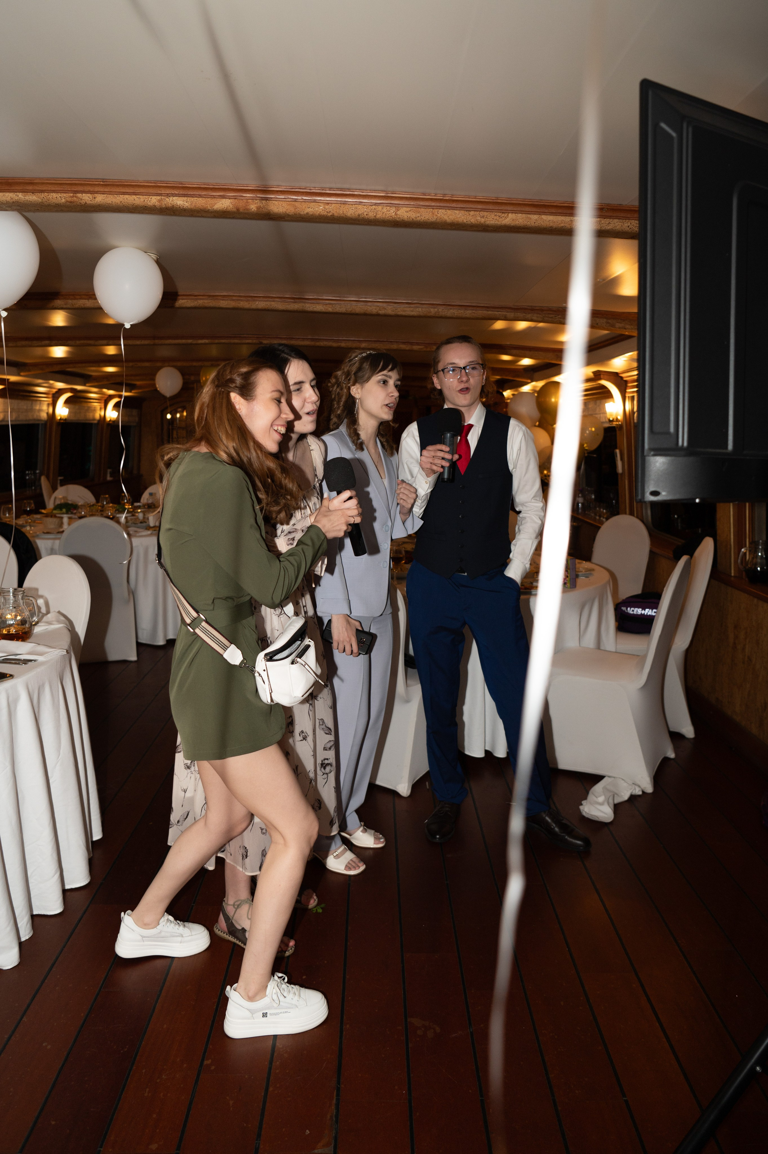 Выпускной вечер 11 класс на теплоходе. Детский и семейный фотограф г. Москва Оксана Катаджи