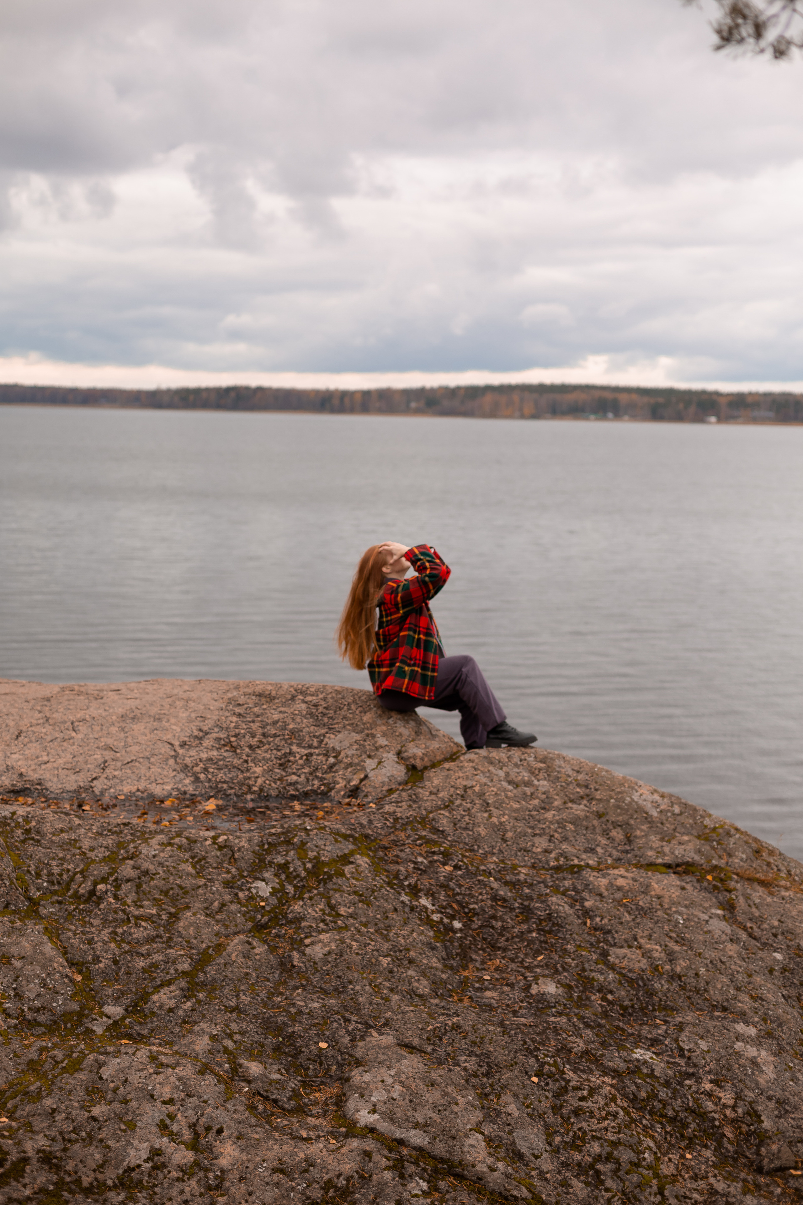 Девушка на скале