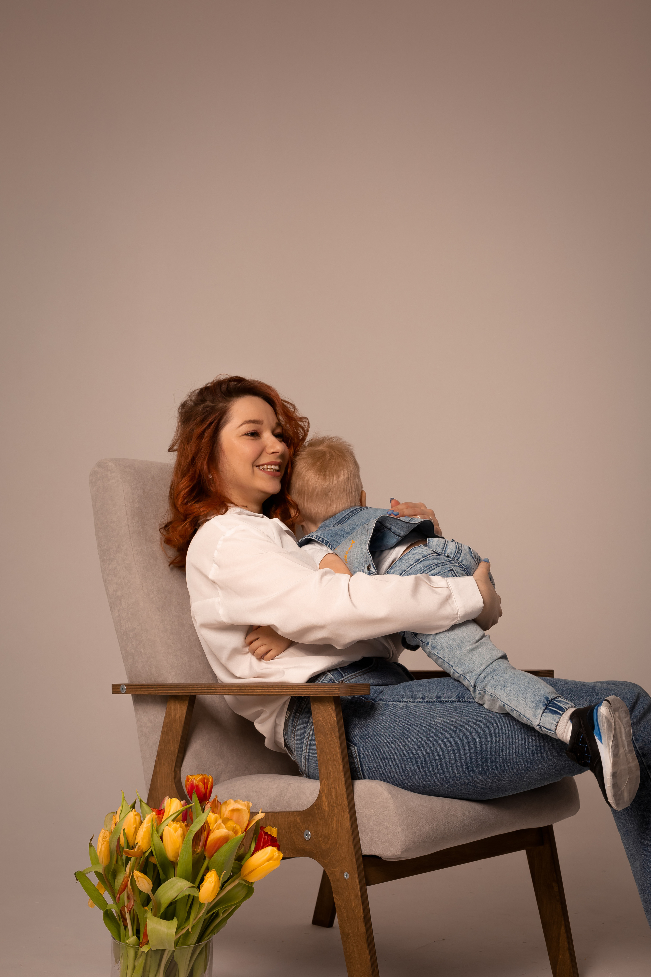 мама обнимает сына