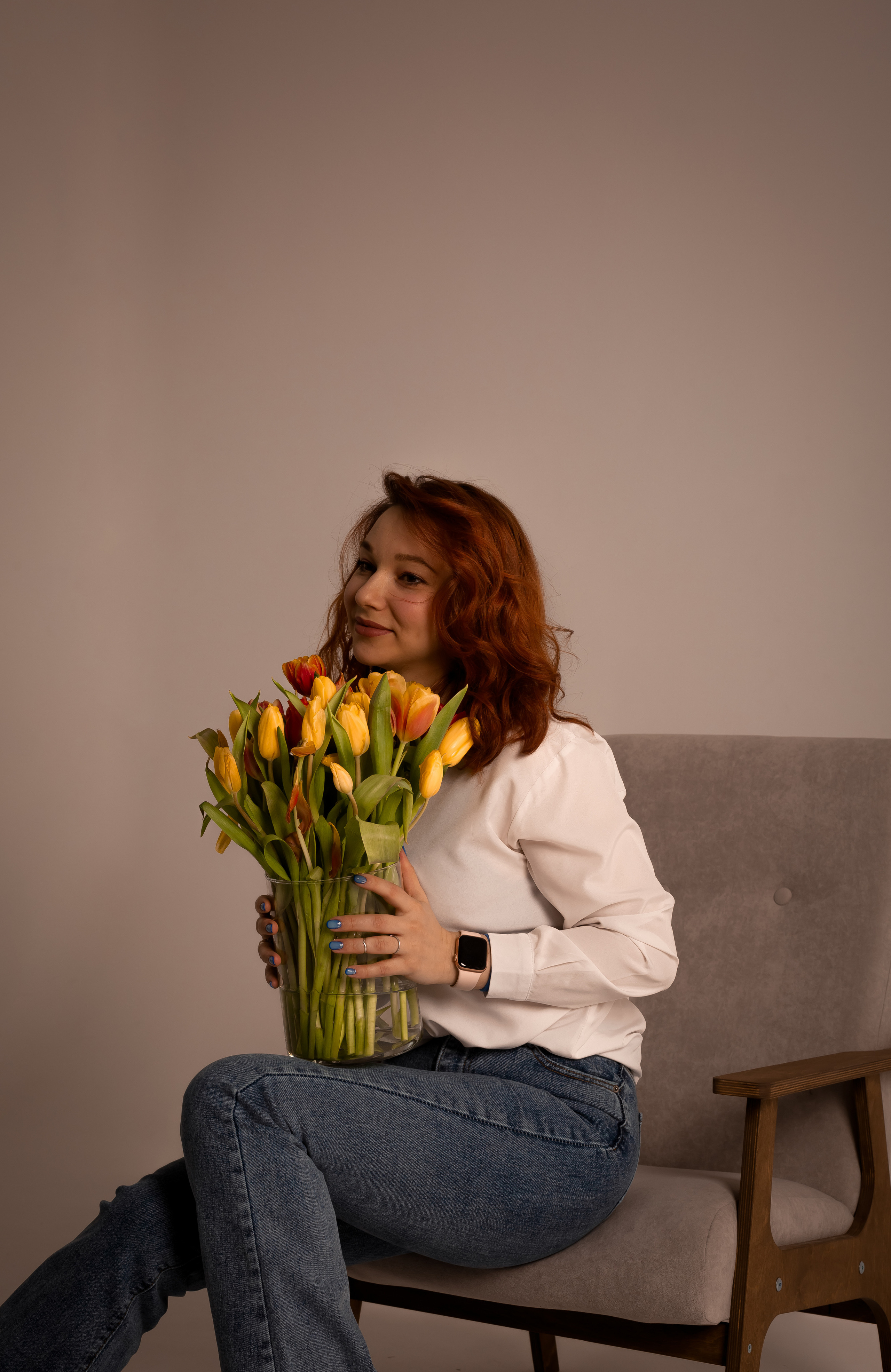 девушка с букетом тюльпанов